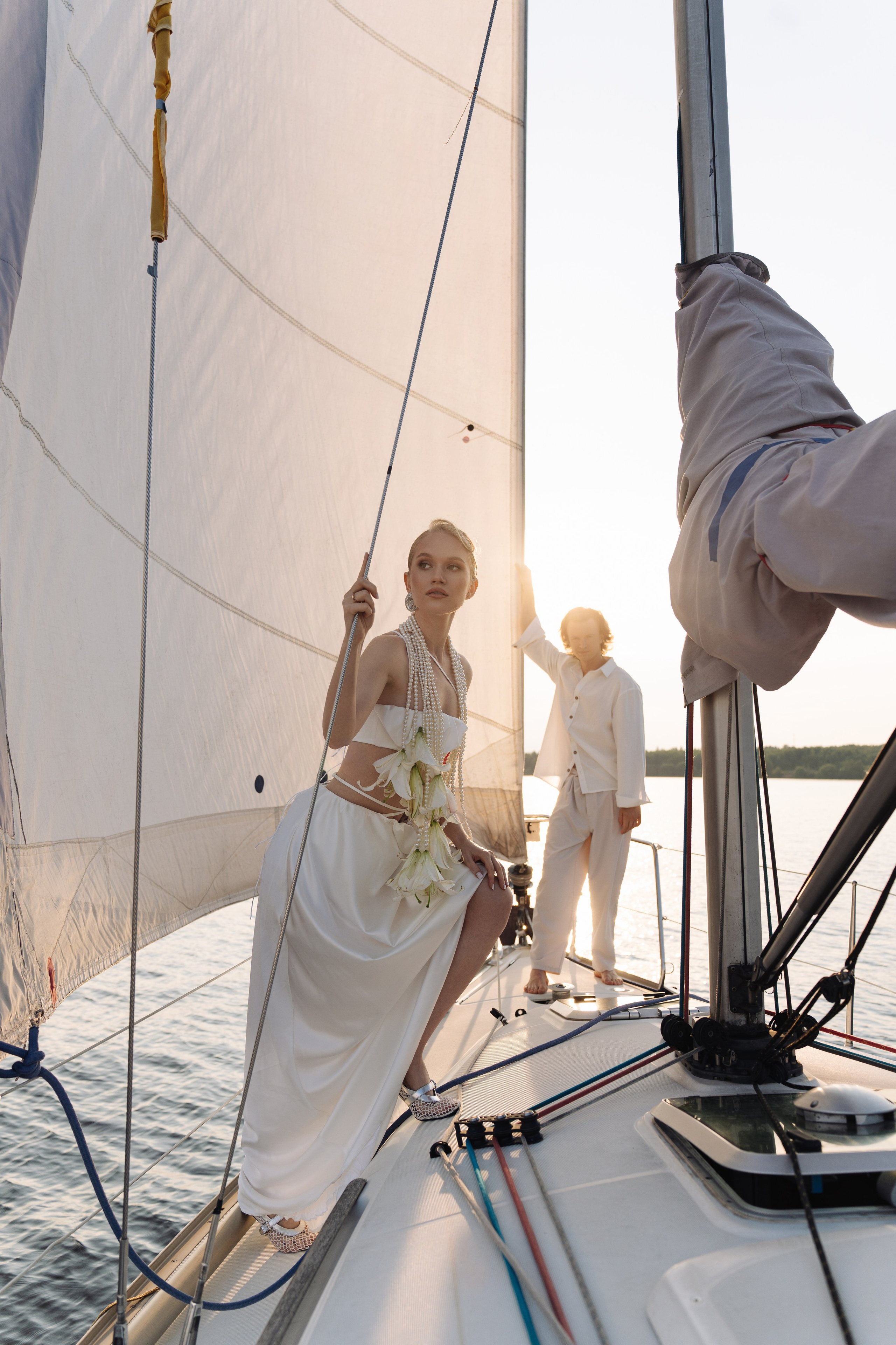 Свадебная фотосессия на яхте на закате (Пироговское водохранилище)