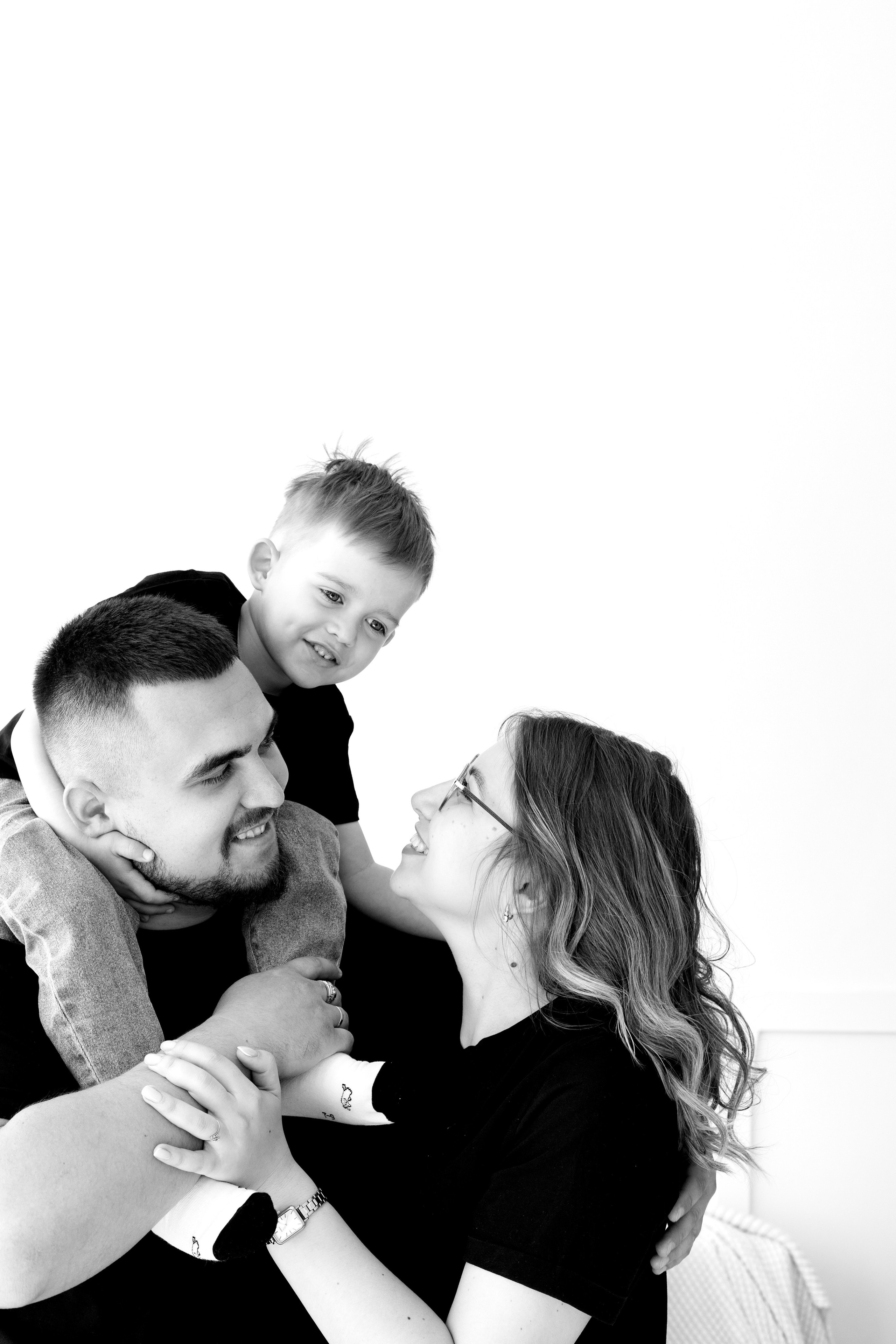 Семейная фотосессия в студии (Михаил, Крестина и Макар). Женский фотограф в Орске Новотроицке Динара Долганова