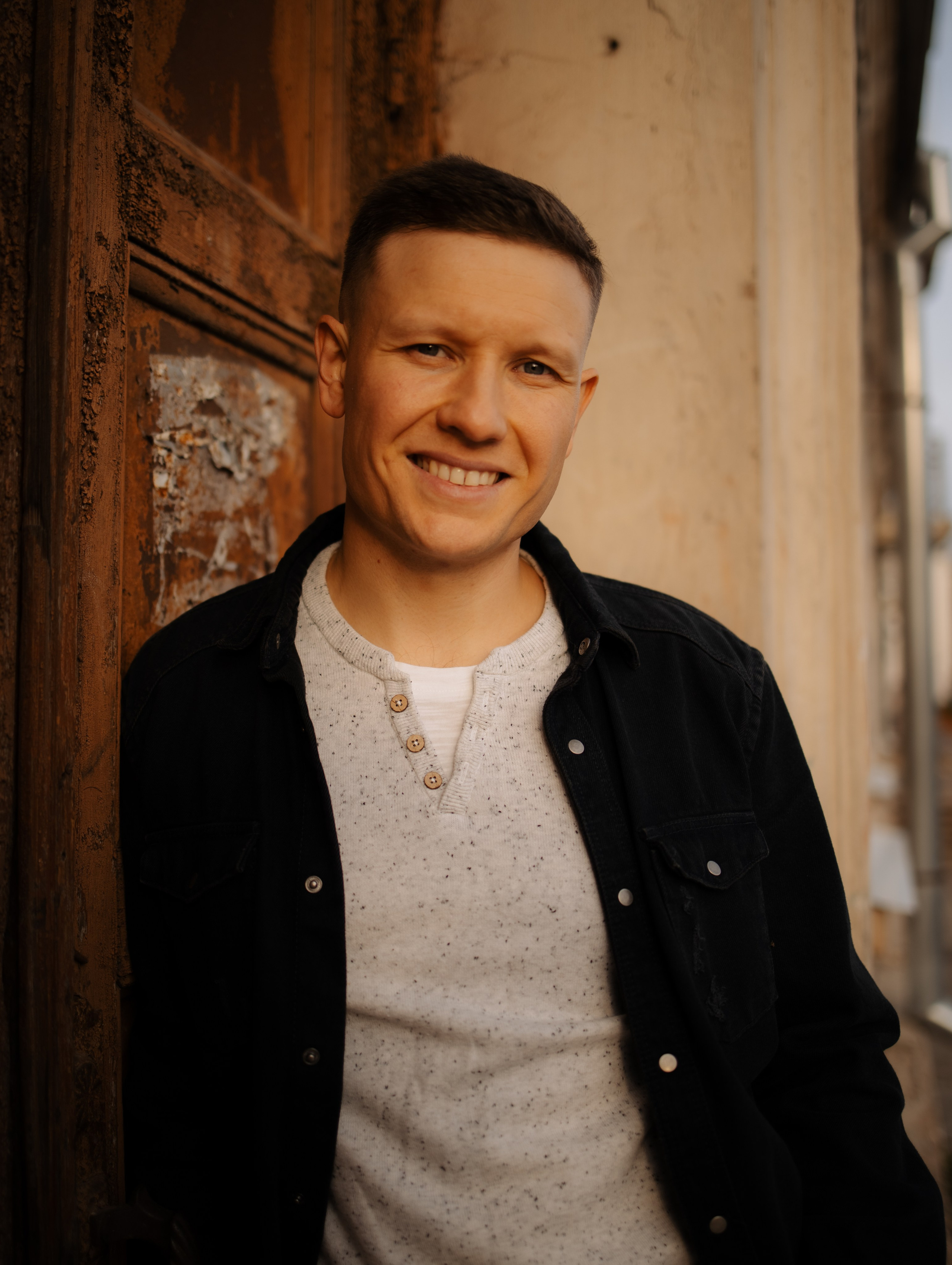 Мужская съемка в городской локации. Фотограф Углич и Ярославль Ольга Тятюшкина