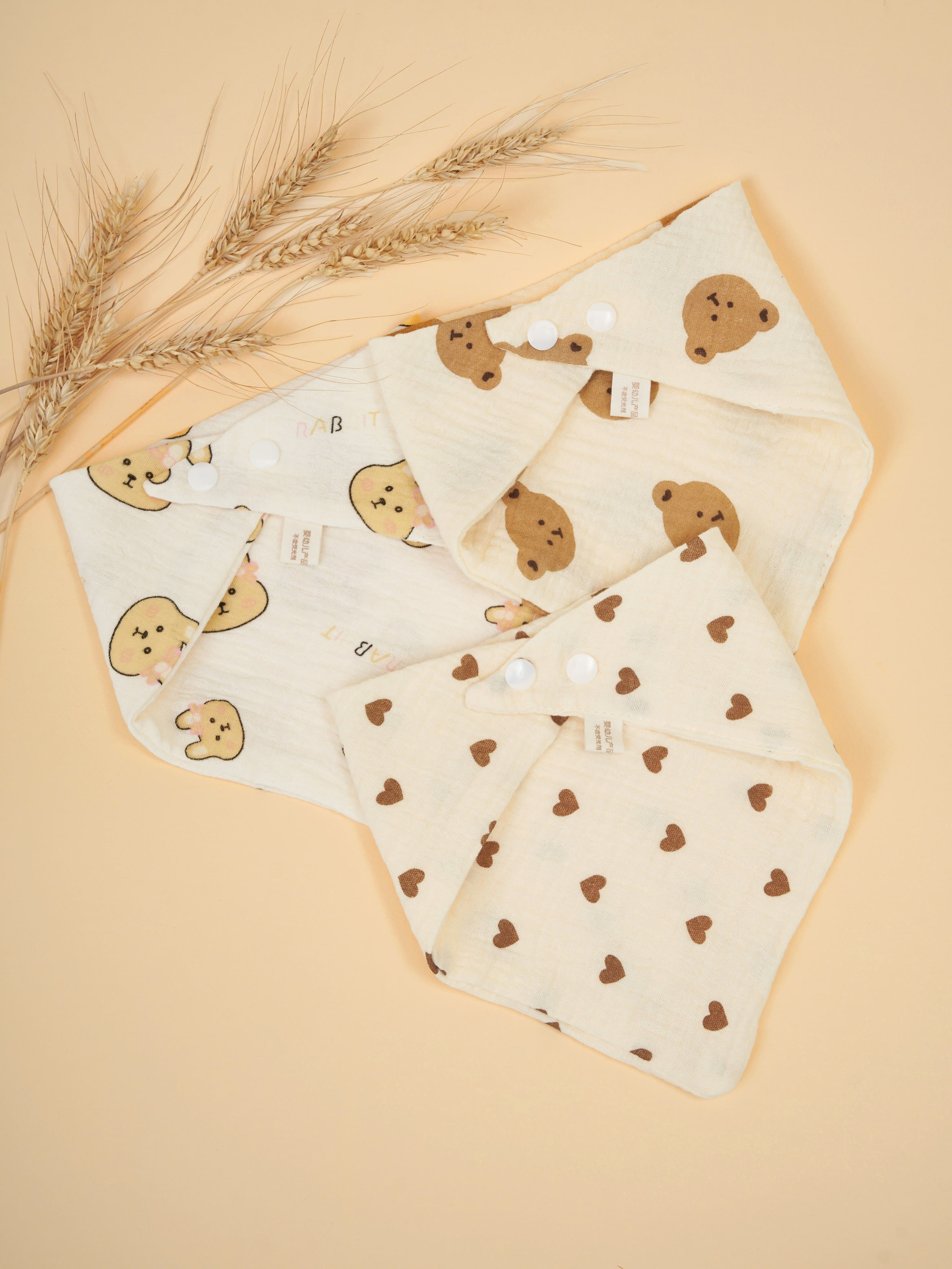 Предметная съемка детских товаров на фоне с нейтральными тонами, выделяя основные детали.