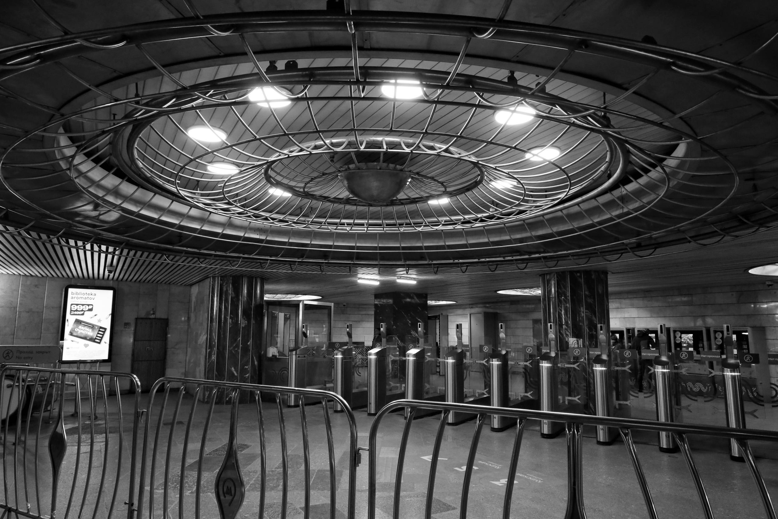 Серия «Метро. Пассажиры времени». ANNA PAVLIKOVSKAYA ЧЕРНО-БЕЛАЯ ФОТОГРАФИЯ — ЭТО Я