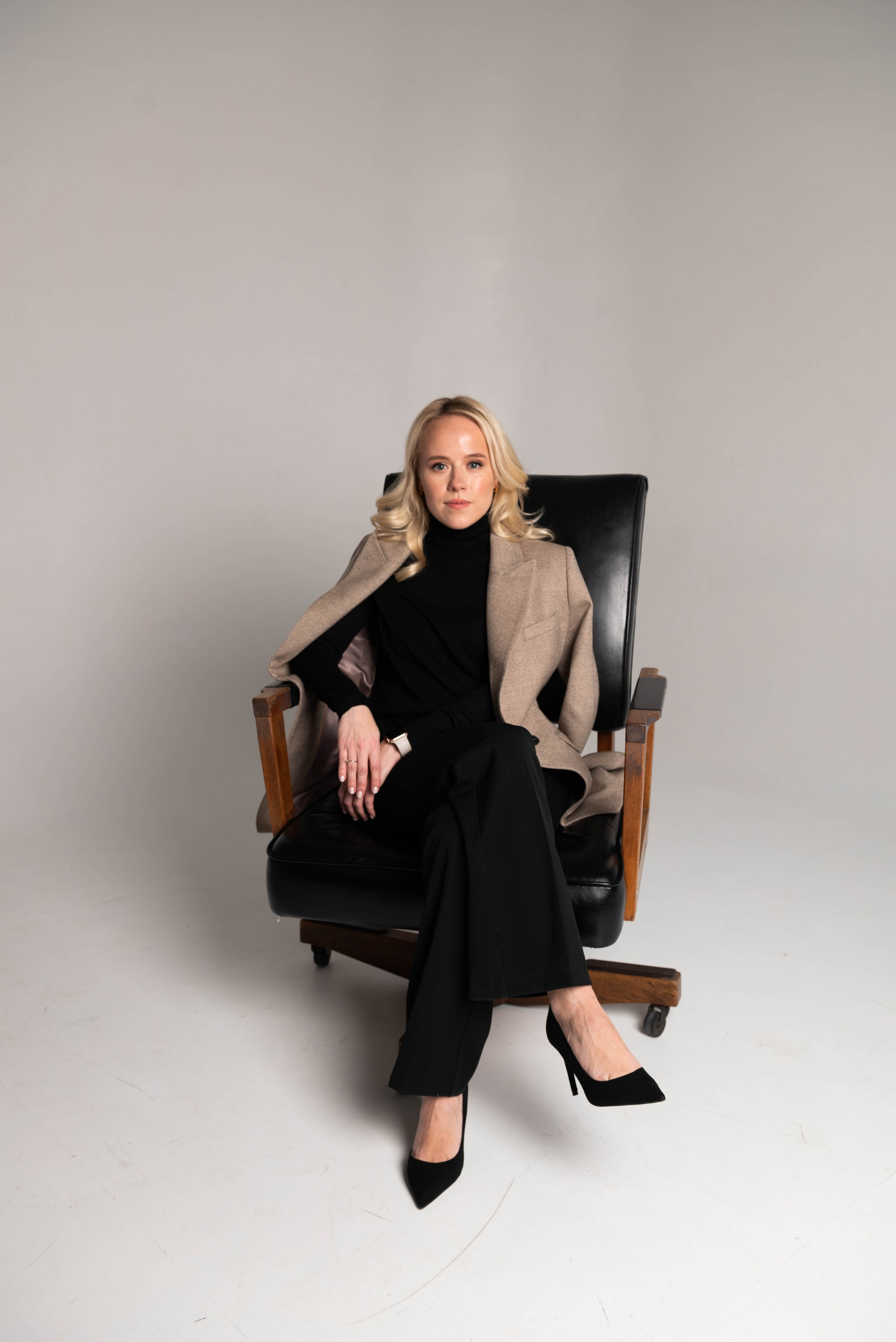 Полина Возиян (съемка для блога юриста @ation.law). Фотограф Москва Настя Профотовна. Репортажные, свадебные и контент фотосессии