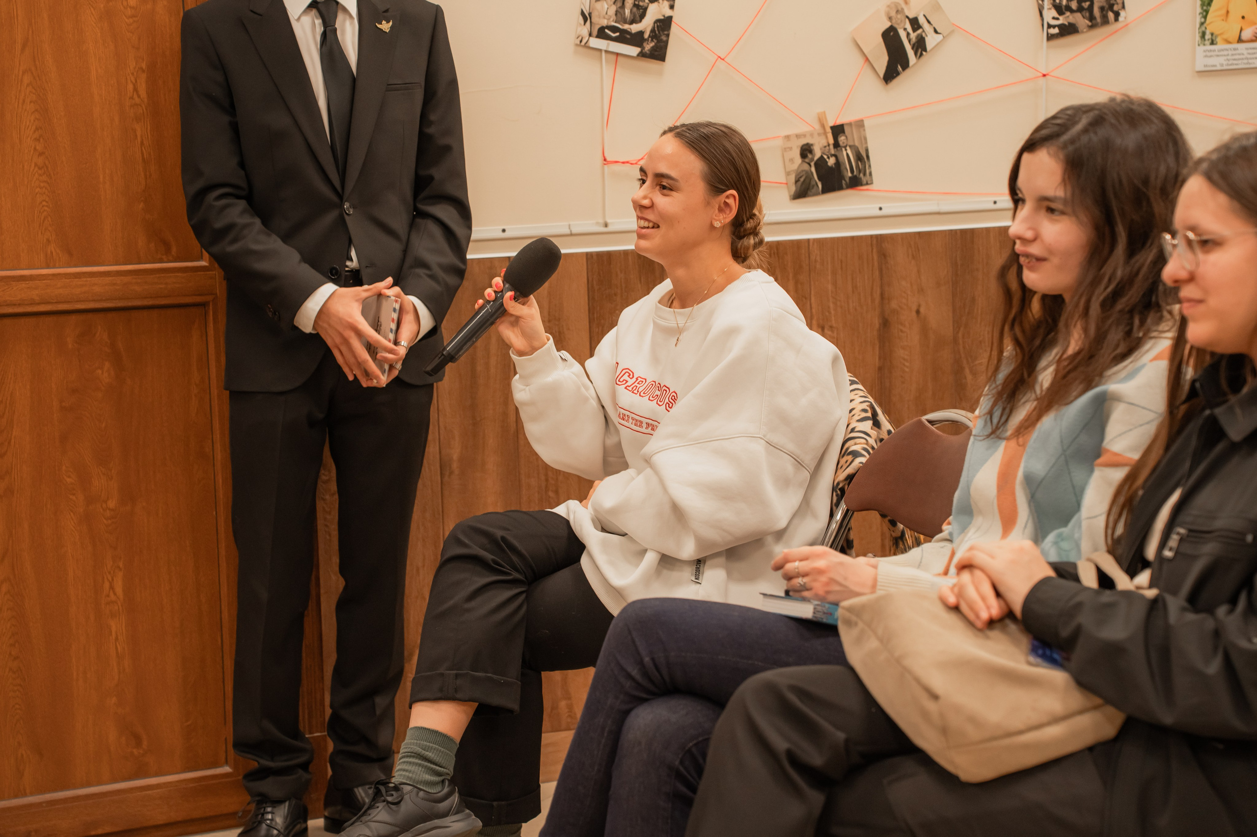 Презентация книги «Человек за бортом», автор София Цой. Репортажный фотограф Анастасия Рубцова