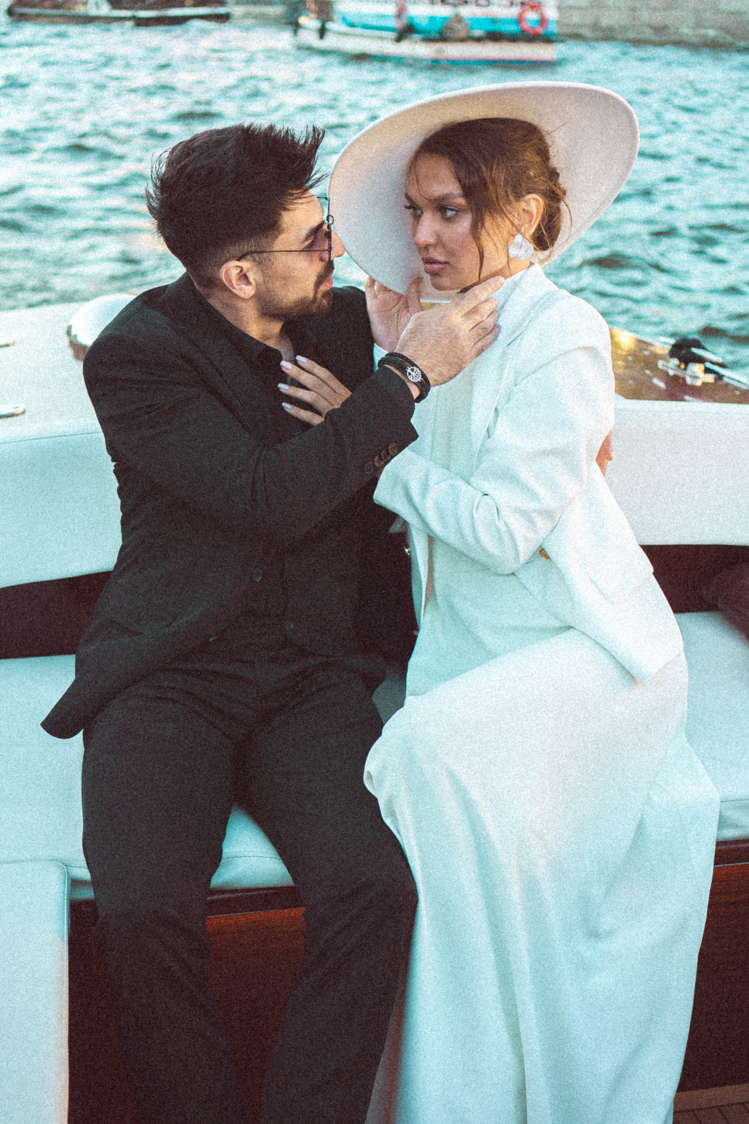 СВАДЕНБНАЯ СЬЕМКА НА КАТЕРЕ ПО КАНАЛАМ САНКТ-ПЕТЕРБУРГА И В АКВАТОРИИ НЕВЫ. Профессиональный фотограф, Санкт-Петербург — Виктория Богомолова