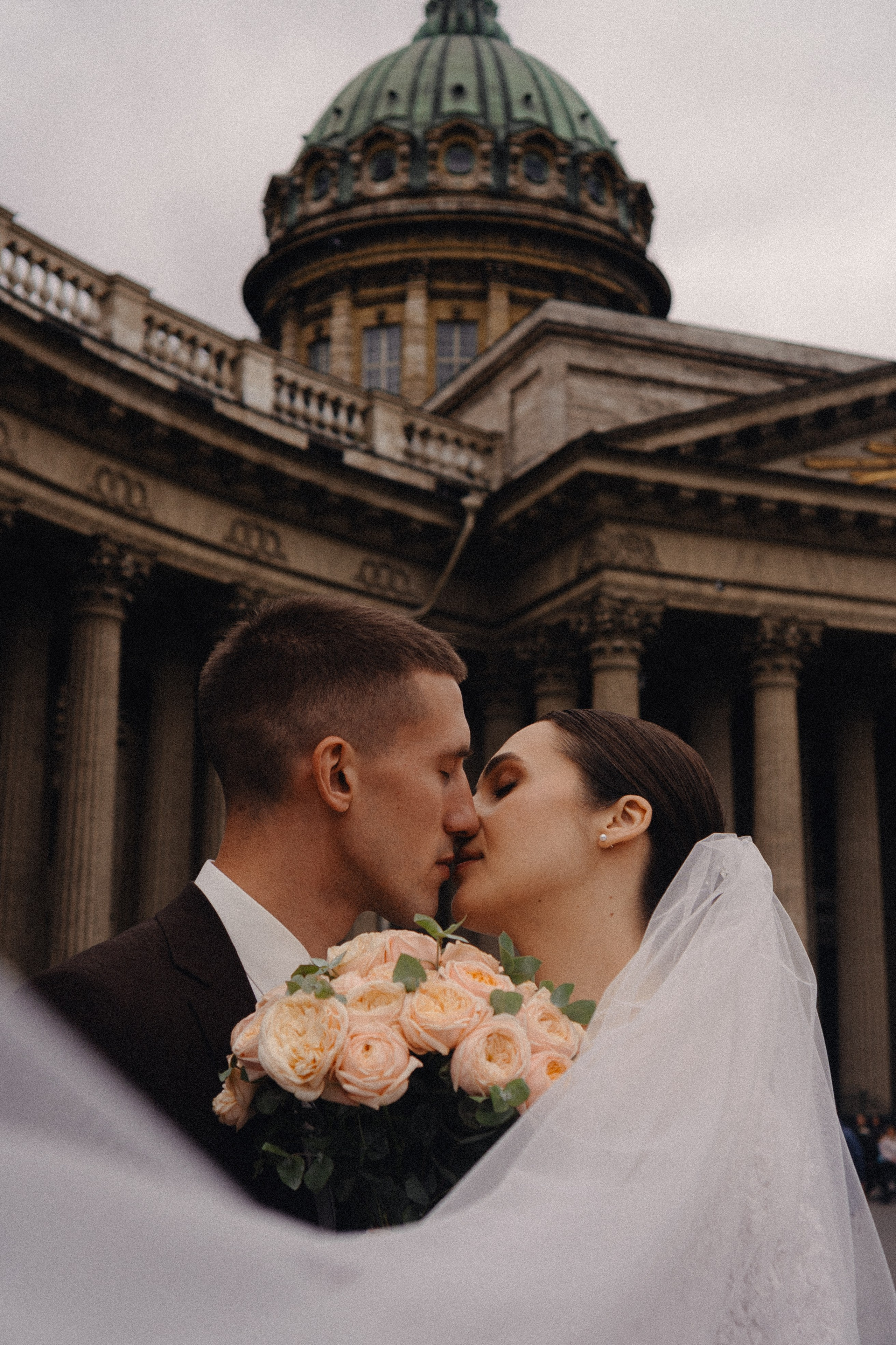 СВАДЕБНАЯ ПРОГУЛКА В САНТК-ПЕТЕРБУРГЕ (ИСАКИЕВСКИЙ СОБОР, ЗИМНЯЯ КАНАВКА, ЭРМИТАЖ И БОЛЬШАЯ МОРСКАЯ УЛИЦА). Профессиональный фотограф, Санкт-Петербург — Виктория Богомолова