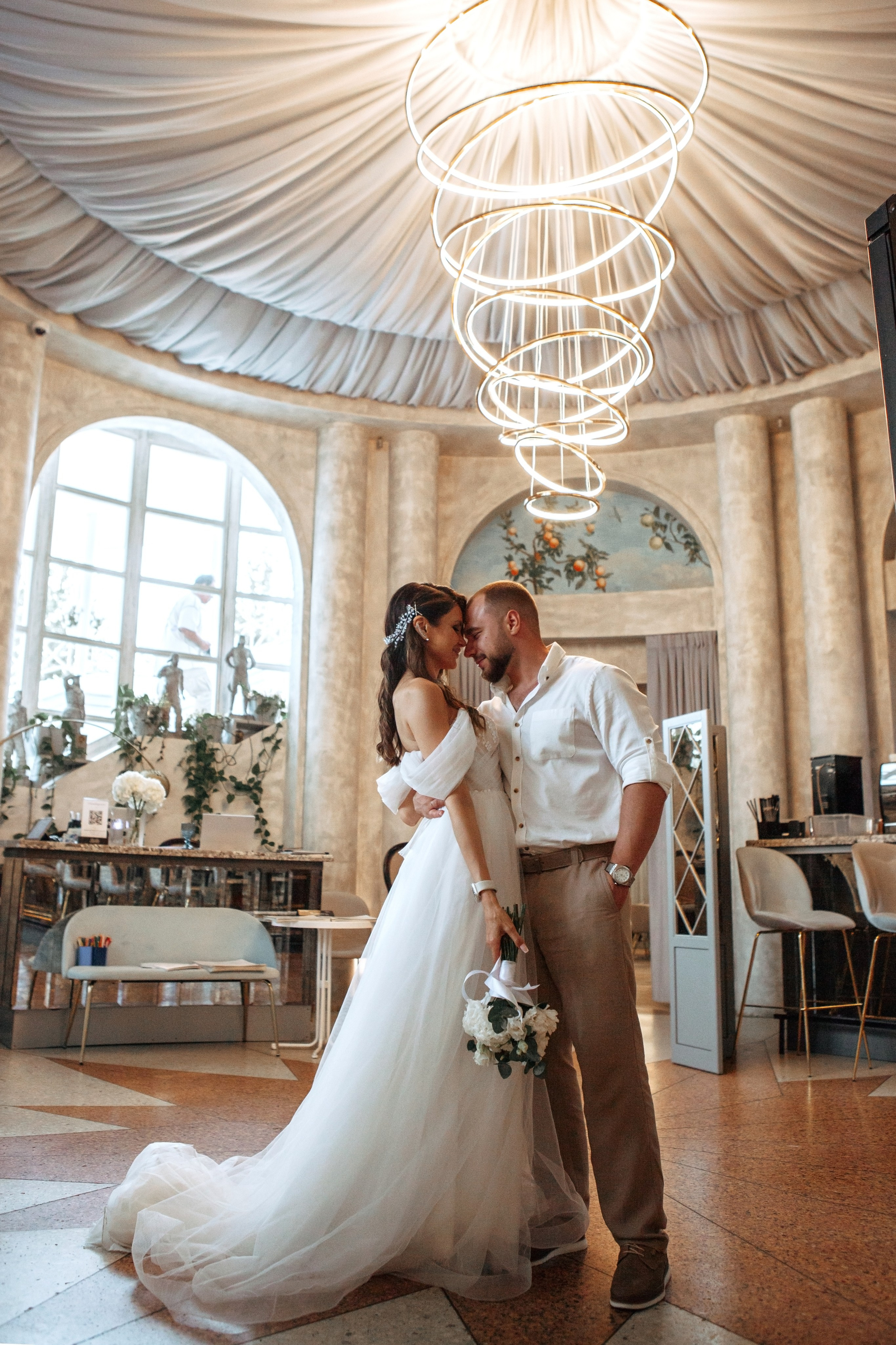 Молодожены позируют в ресторане московское небо 