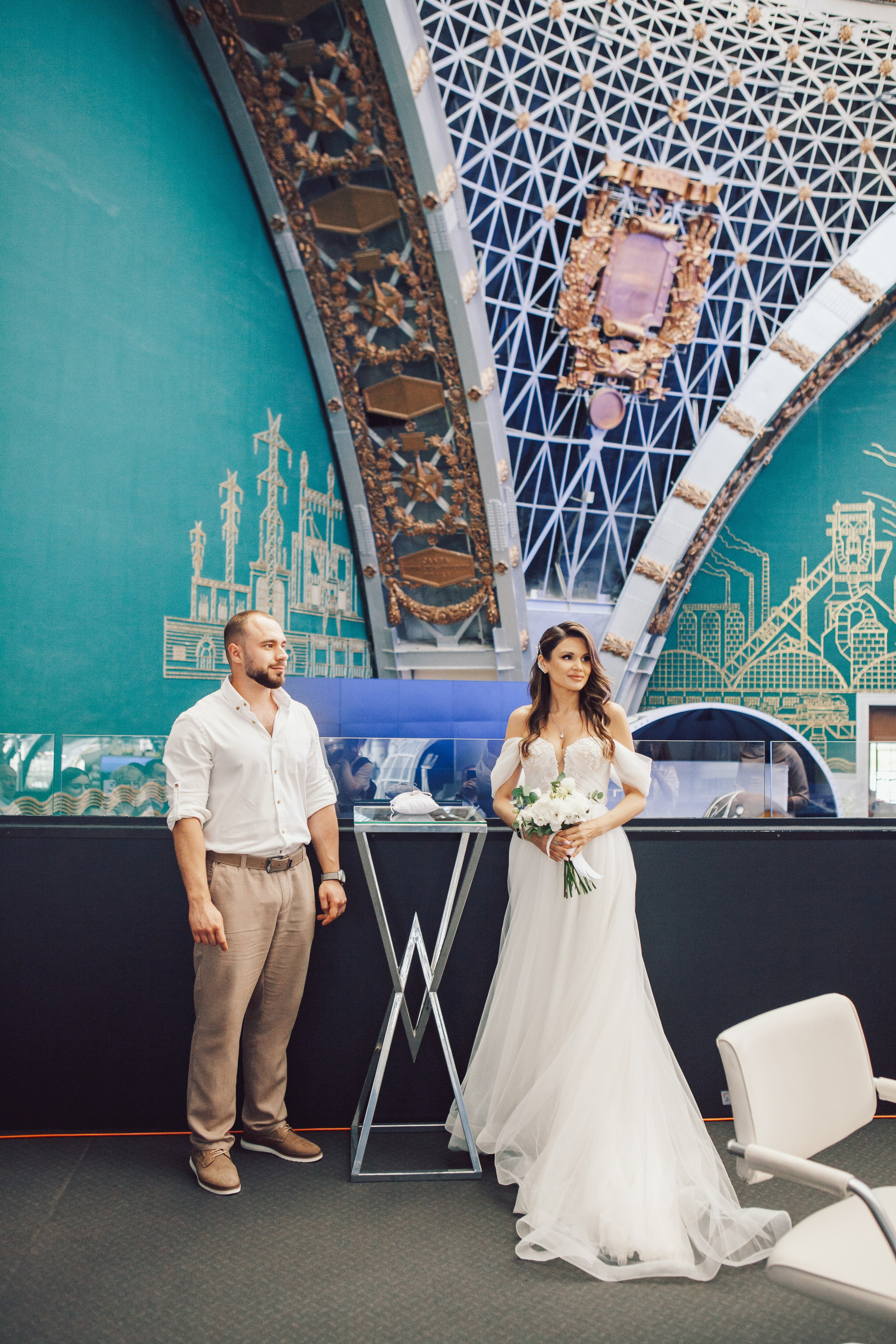 Молодожены в павильоне космонавтики и авиации №34 на вднх и в ресторане московское небо. Фотограф Ольга Ефремова