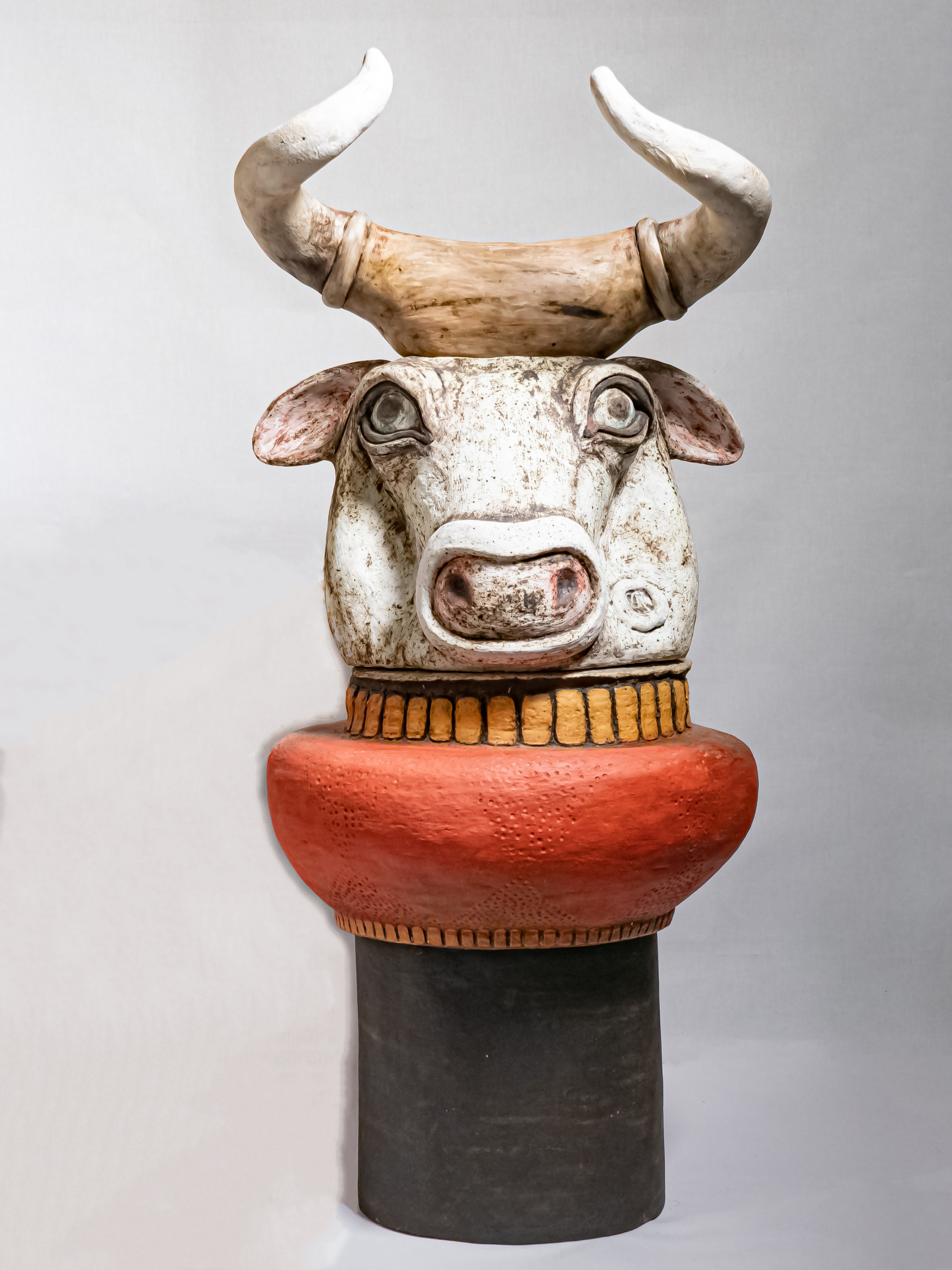 Скульптура головы быка
