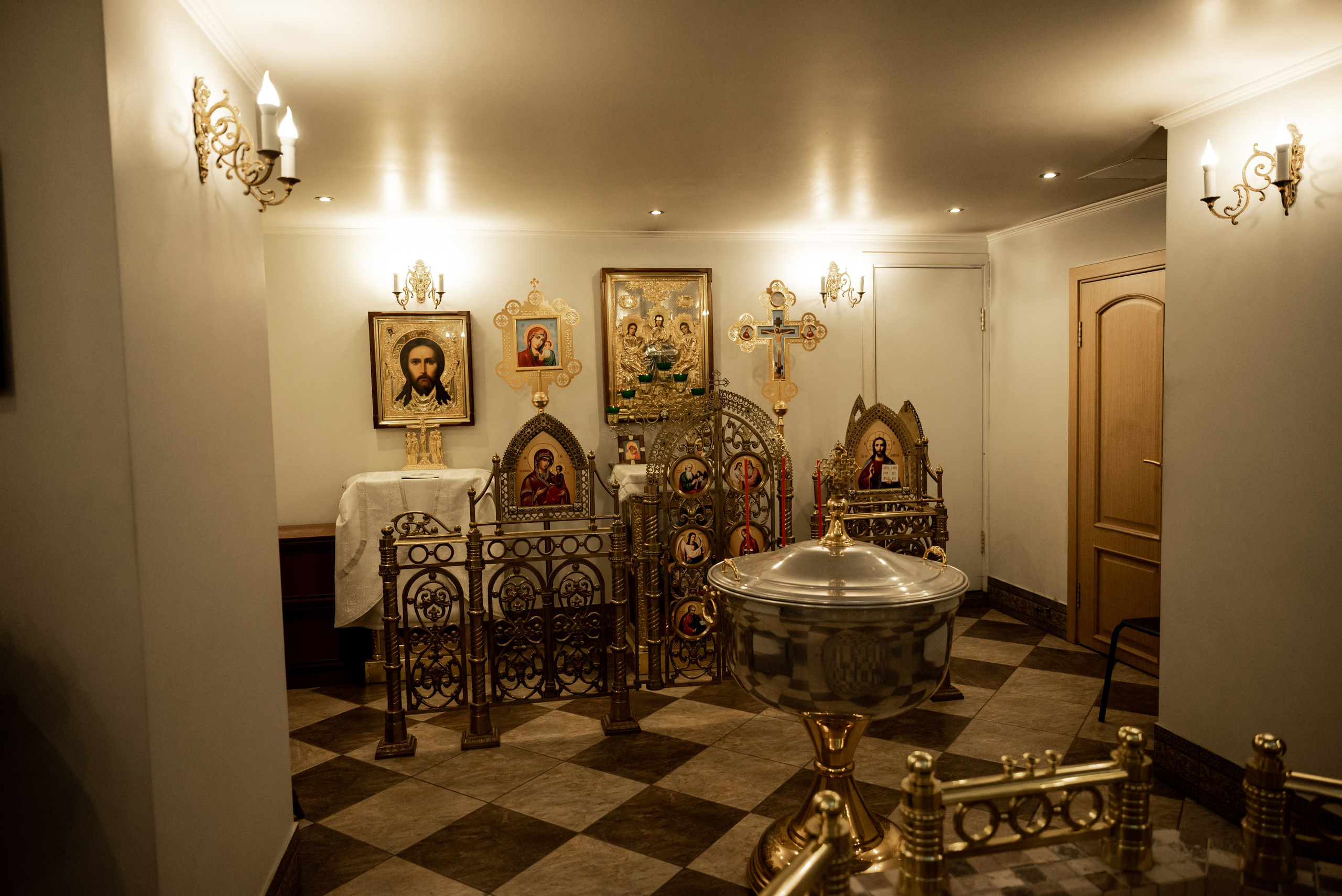 Крещение в Храме Мартина святителя на таганке. Фотограф Ксения Огородова портфолио