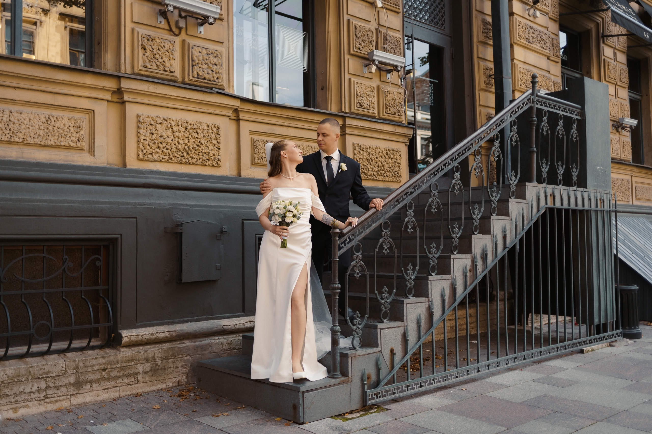 Свадебная пара Анна и Илья на лестнице Петроградского района
