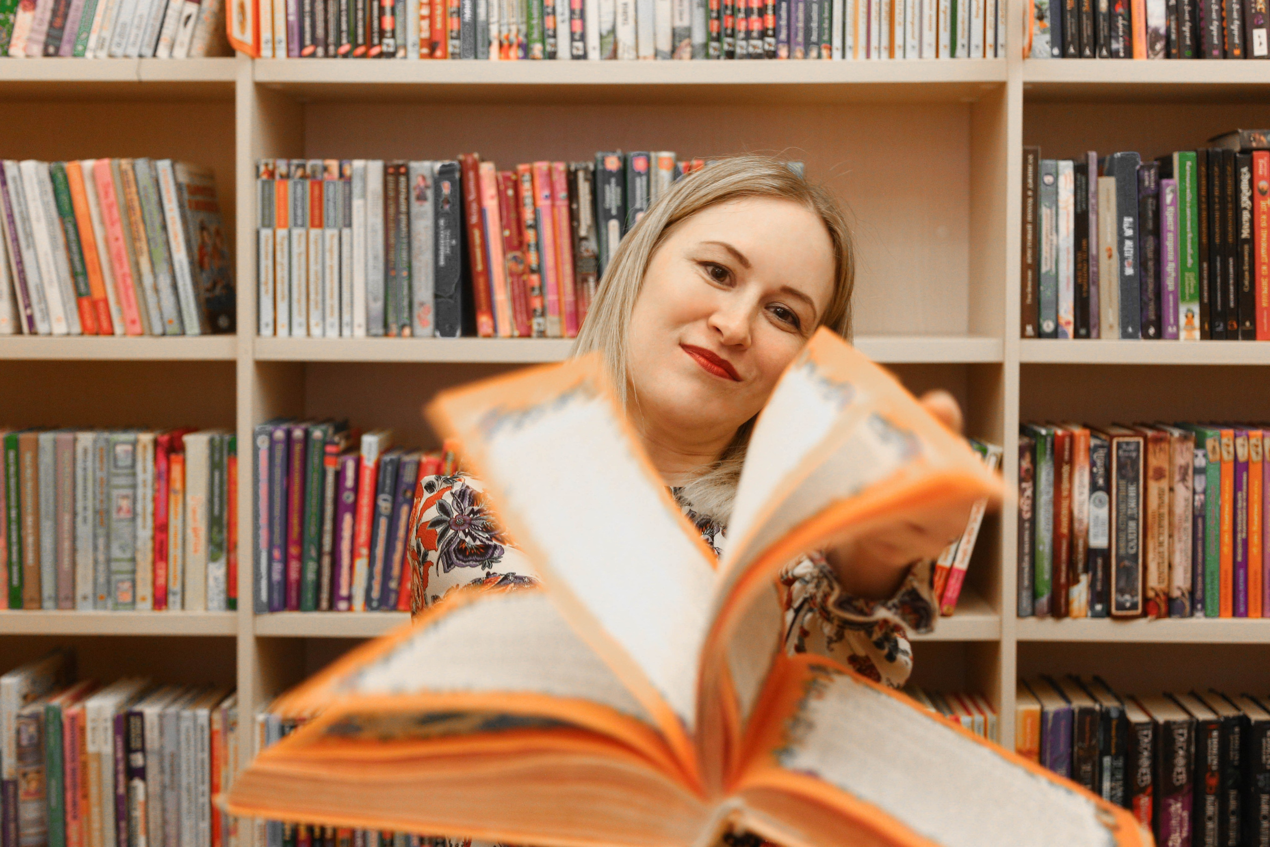 Маша в библиотеке. Фотограф Пермь. Фотосессия в фотостудии Перми и на свежем воздухе