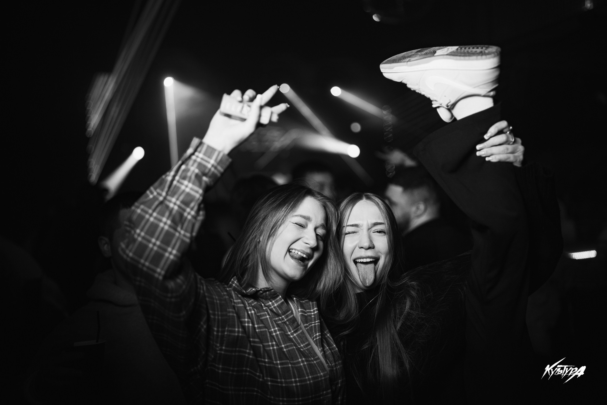 Ночная съёмка в клубе: репортажные кадры и портреты гостей, общий план зала с атмосферным светом и динамикой вечеринки