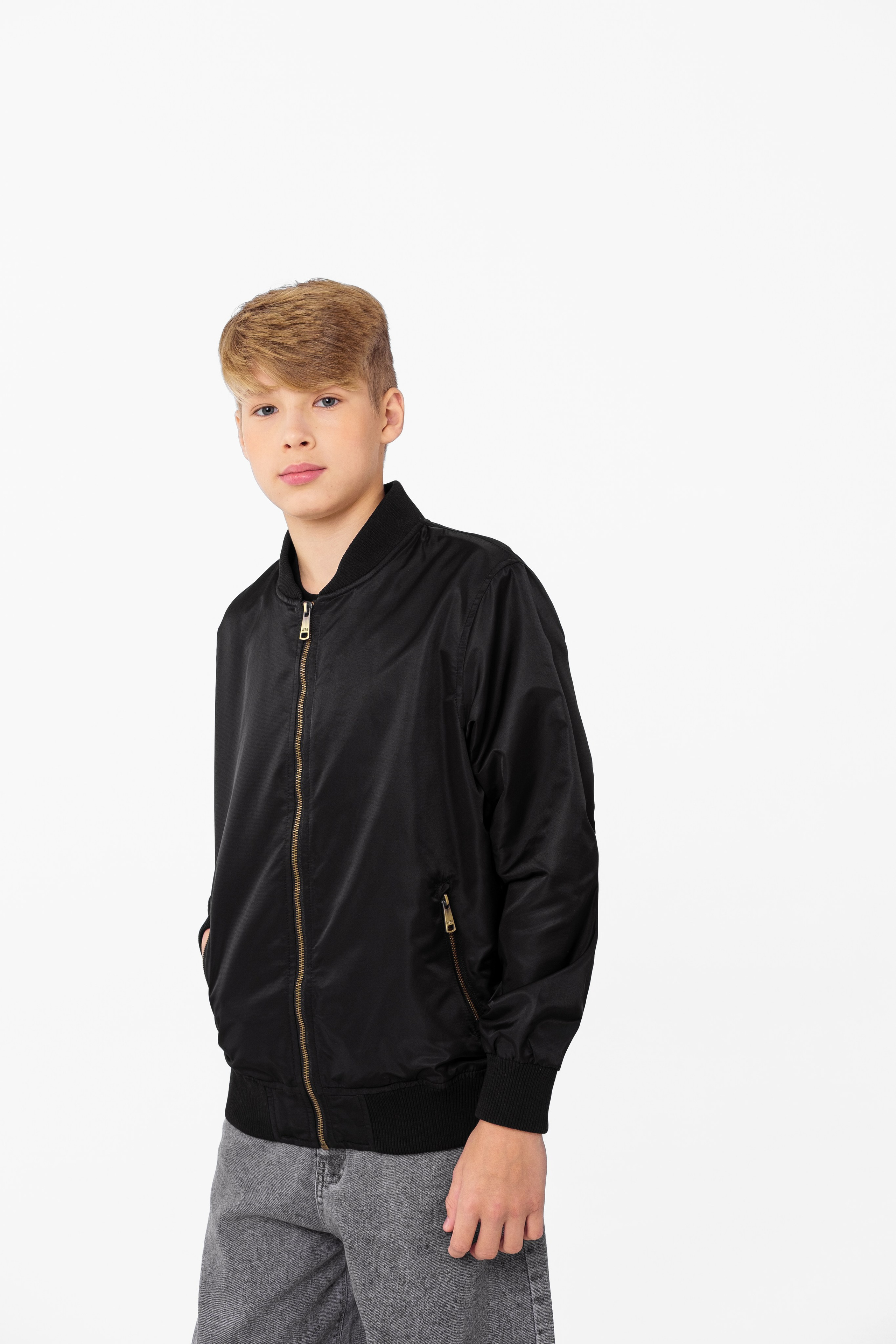 Съемка верхней одежды для каталога и маркетплейсов в Санкт-Петербурге. Фотосессия для маркетплейсов