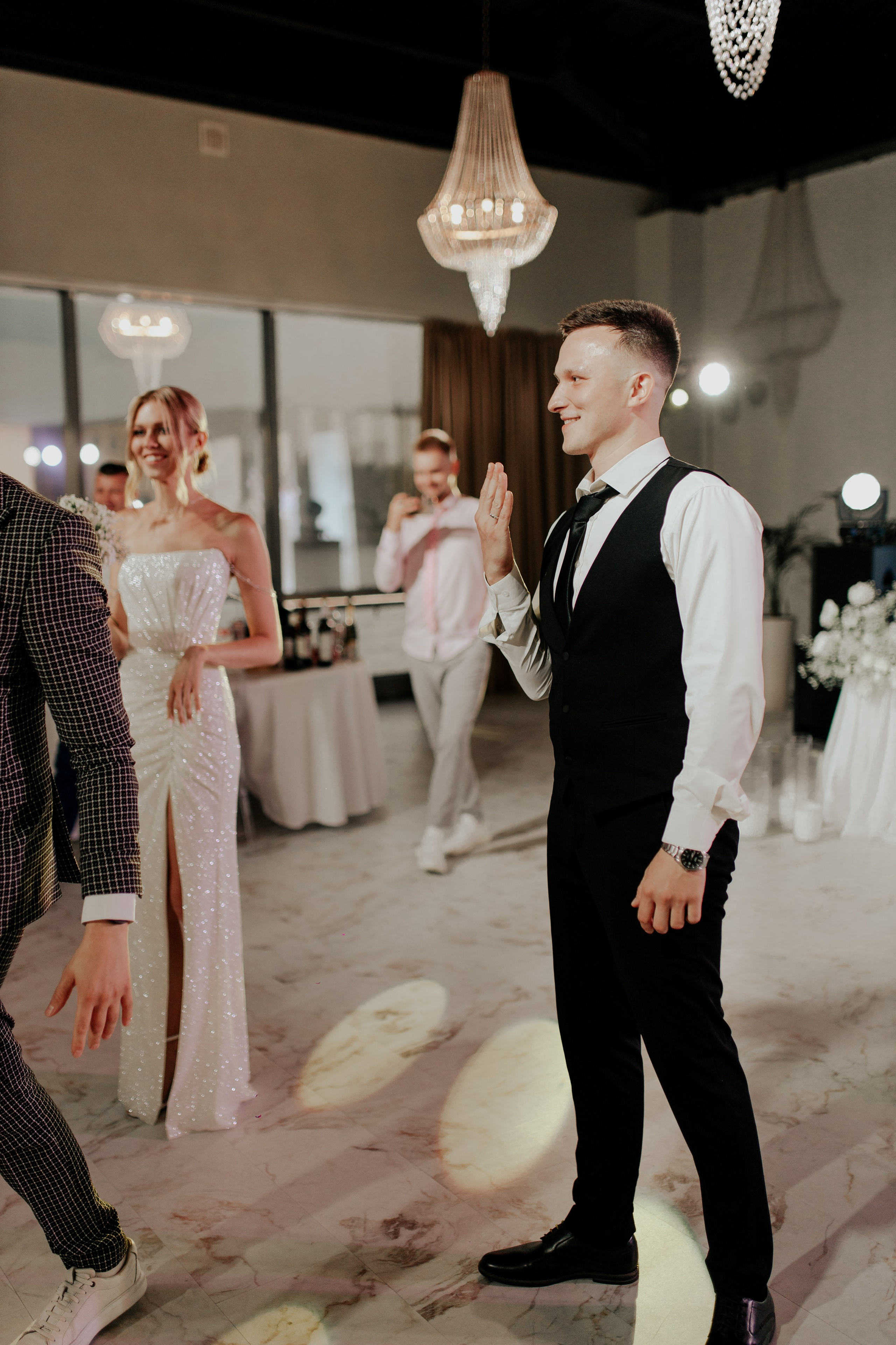 жених и невеста на банкете