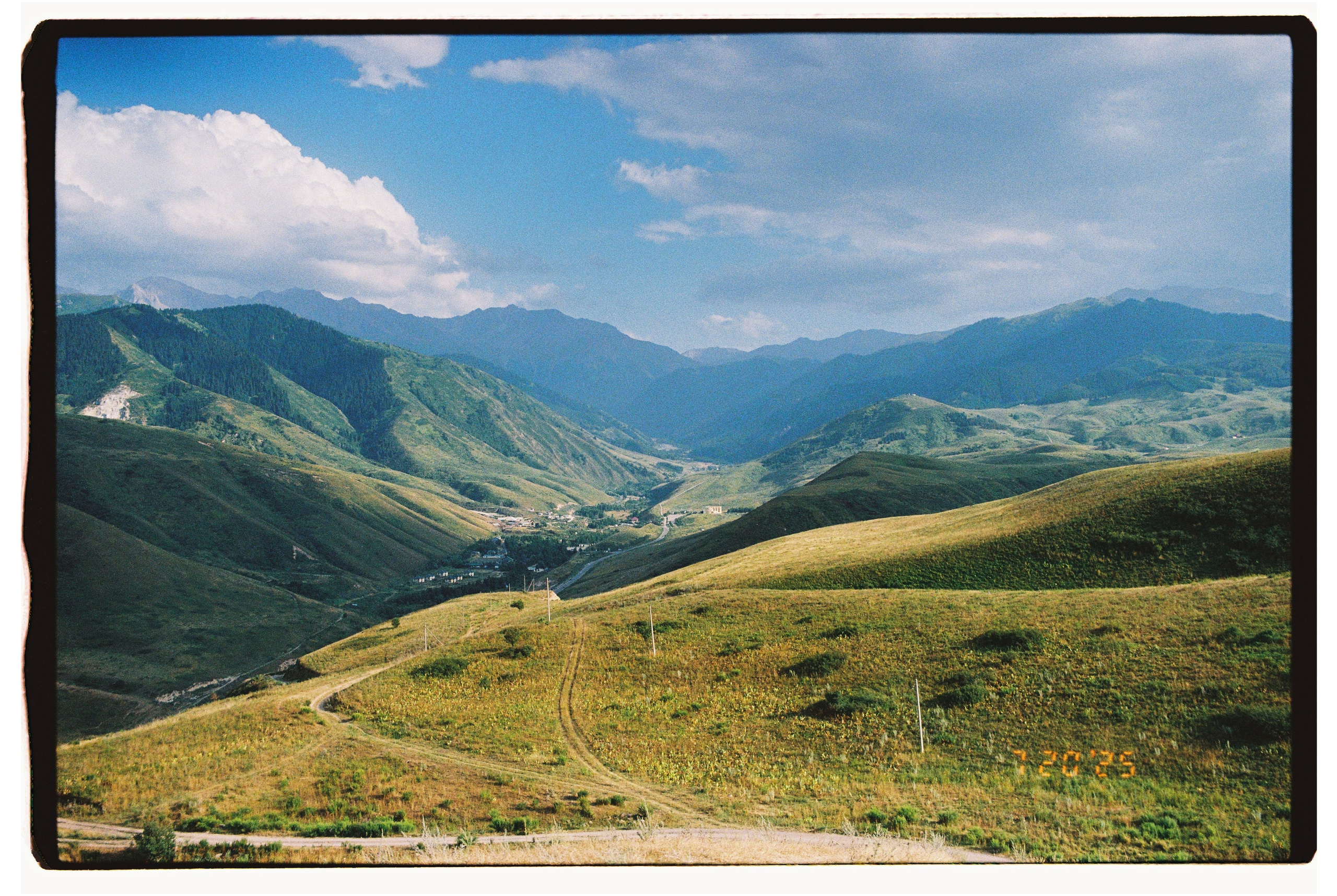 2025 — Путешествия на плёнку. Фотограф в Алматы — Алексей Коньков | Репортаж, свадьбы, портреты