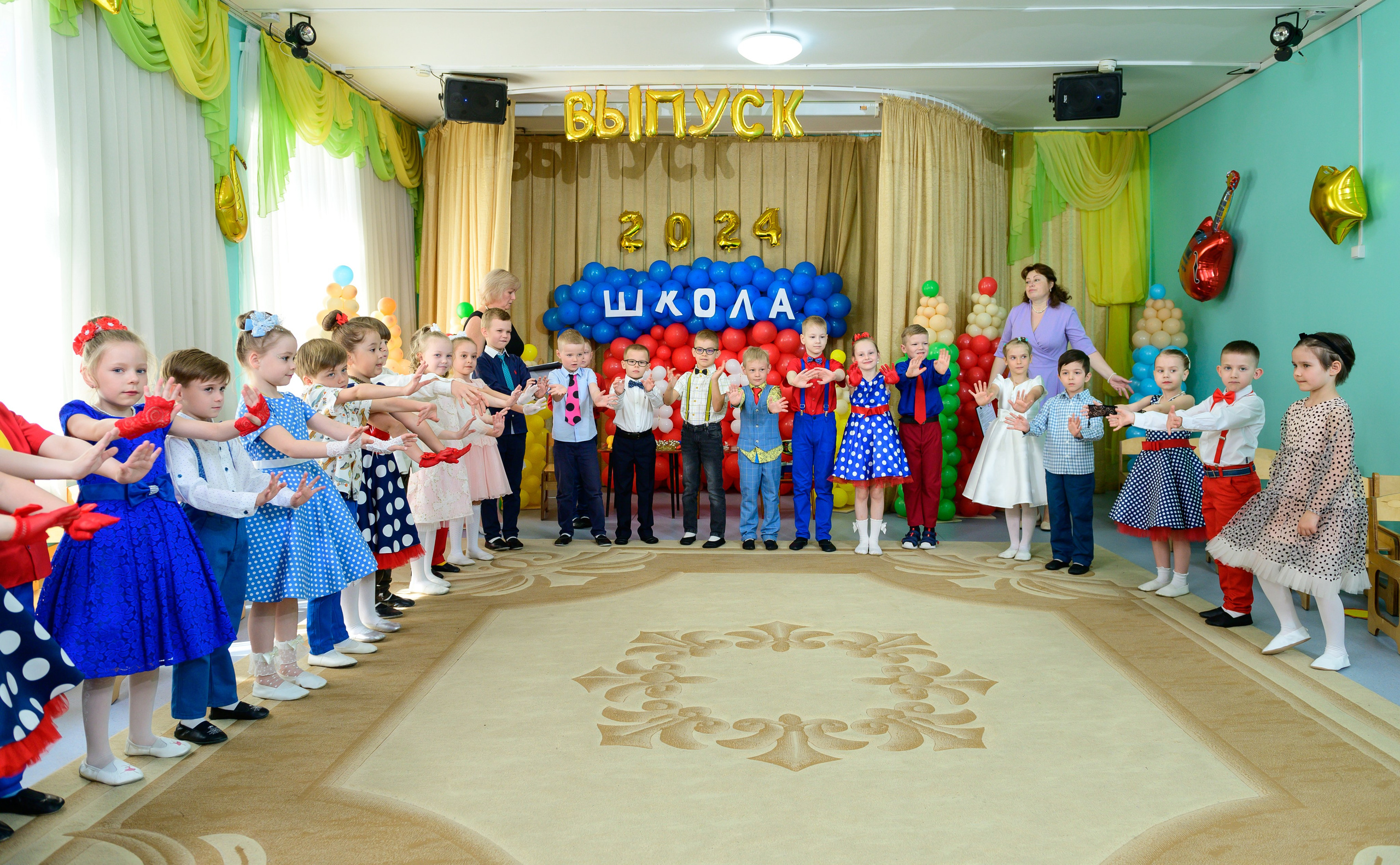 Дети - выпускники сада - на утреннике.