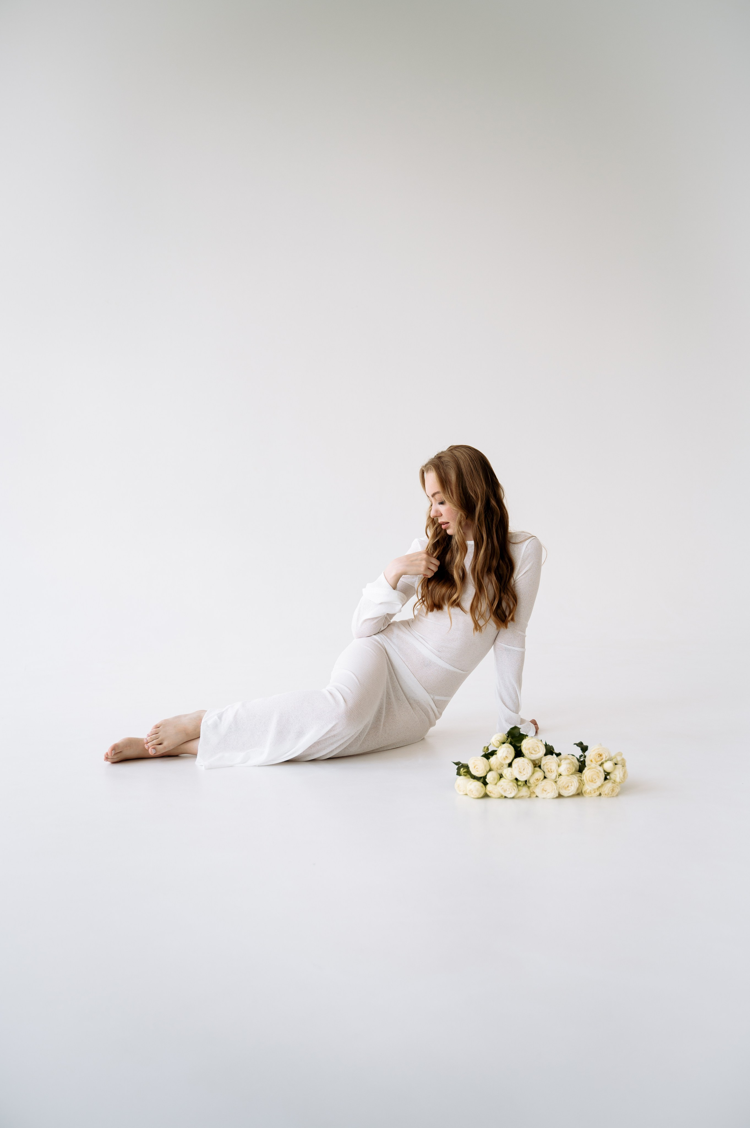 идея для женской фотосессии на циклораме в платье