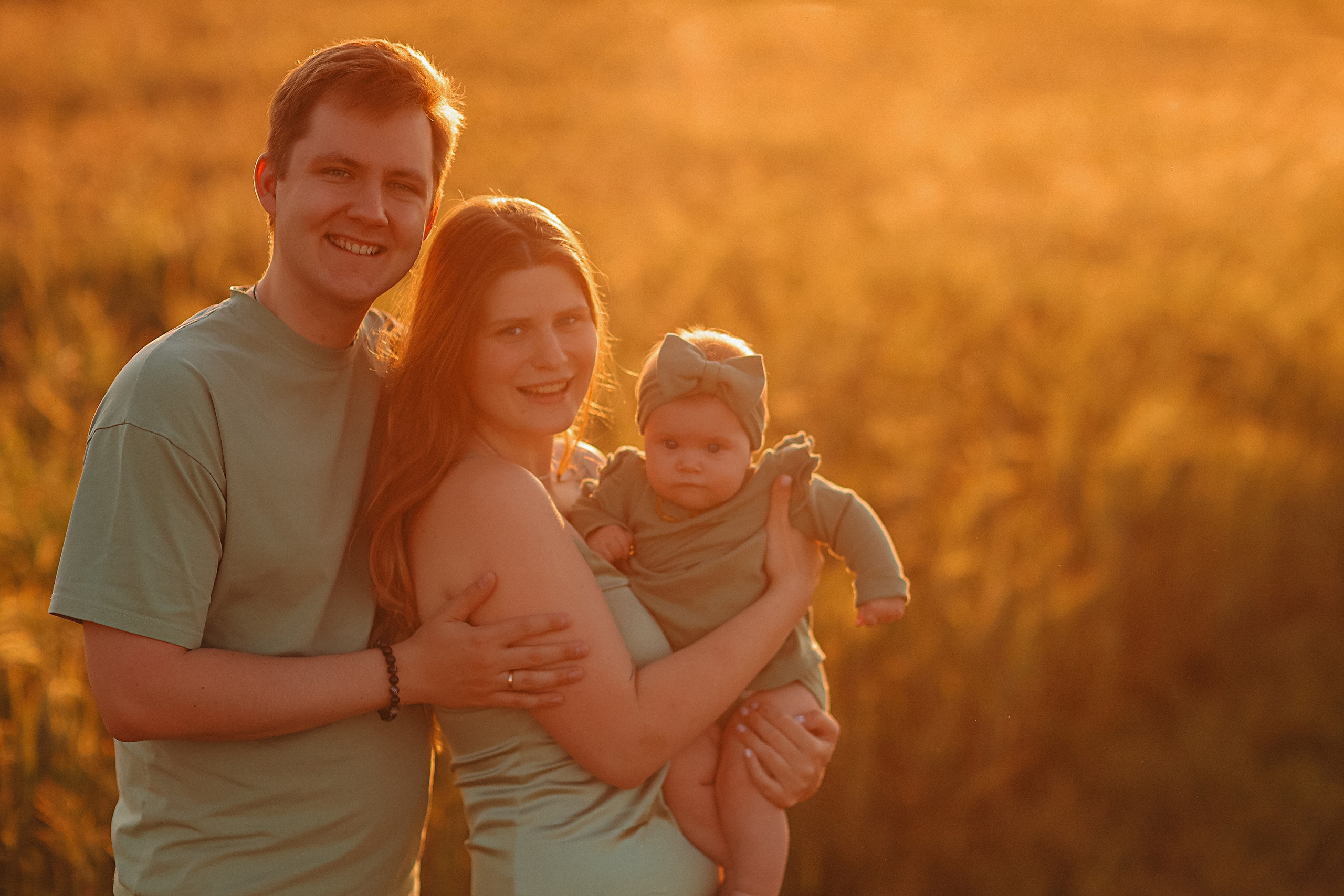 Закатное поле семейная. Семейный фотограф Тюмень, фотограф на роды Салмина Мария