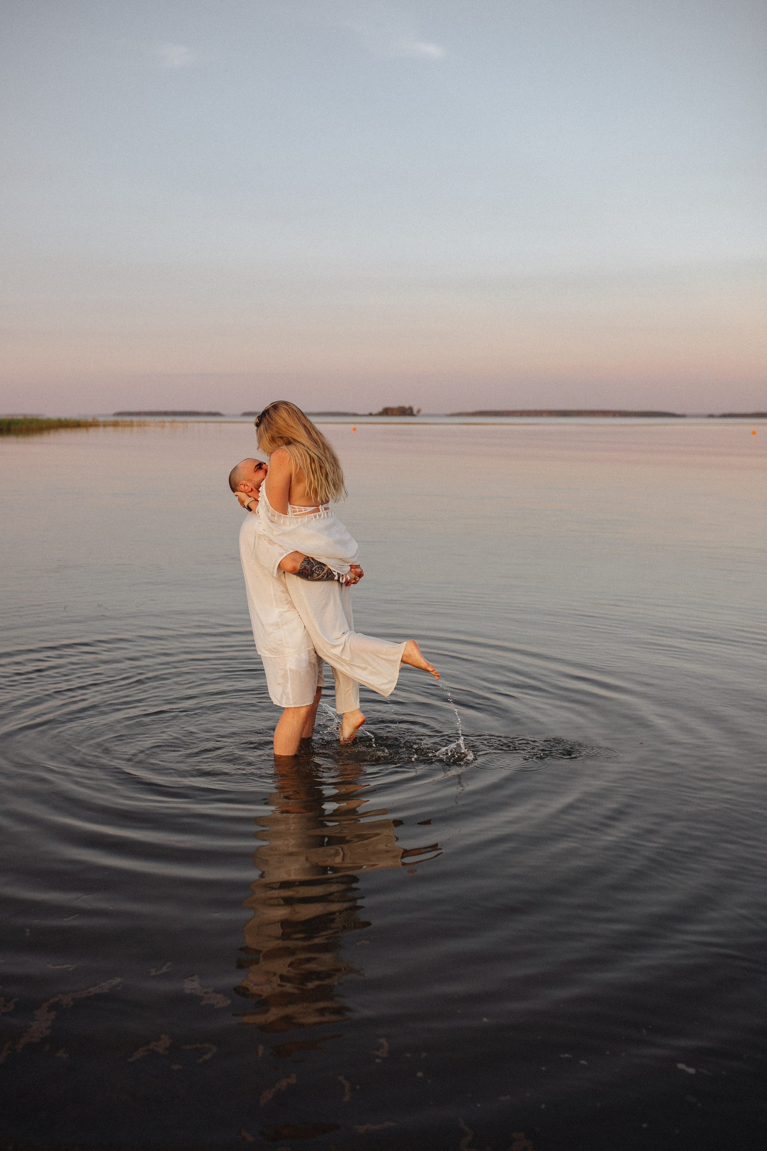 Летним вечером на пляже. Свадебный фотограф Новосибирск