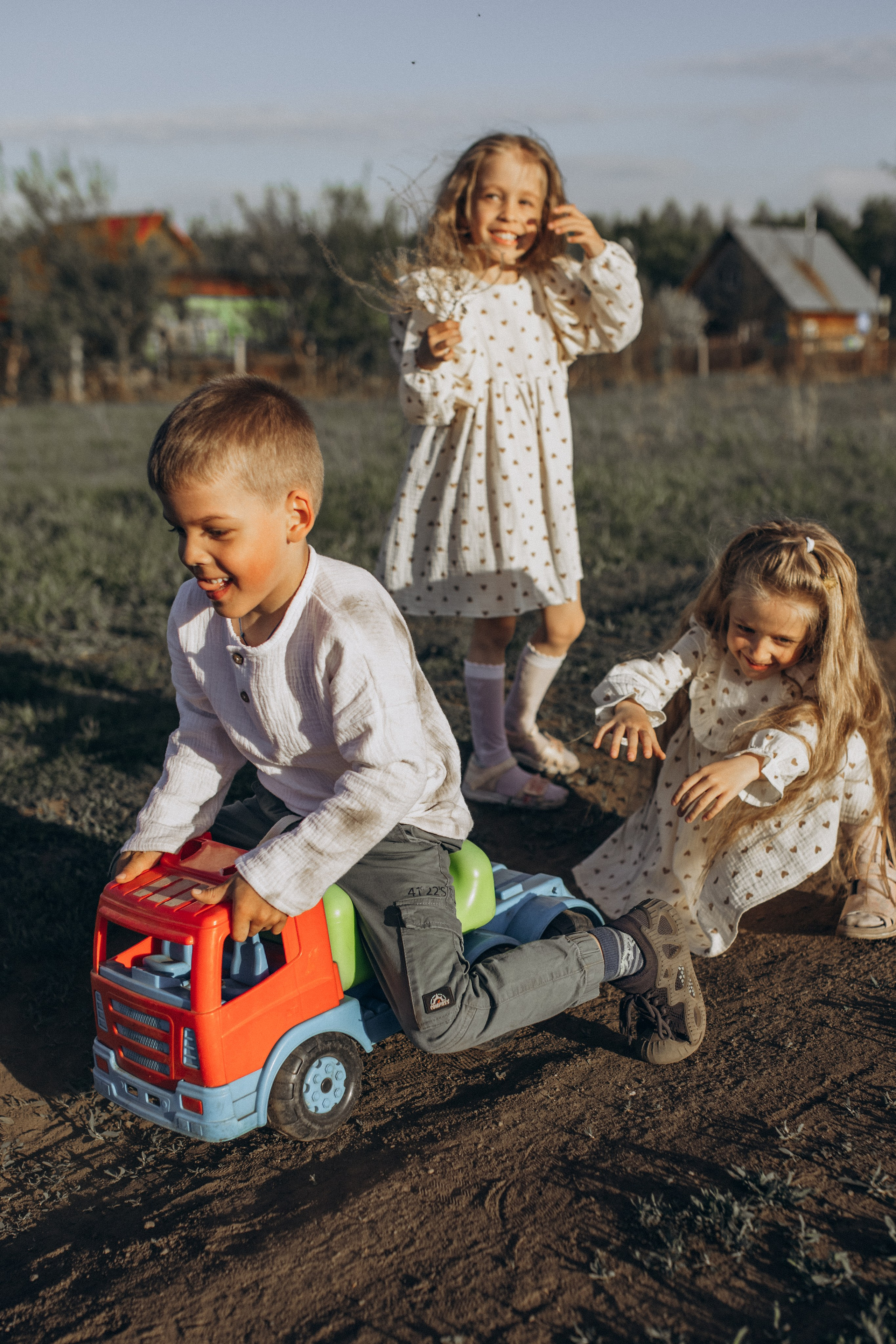 Саша, Миша, Вера и Вика летняя прогулочная съёмка. Семейный фотограф lifestyle в Новосибирске Елена Шпилевая