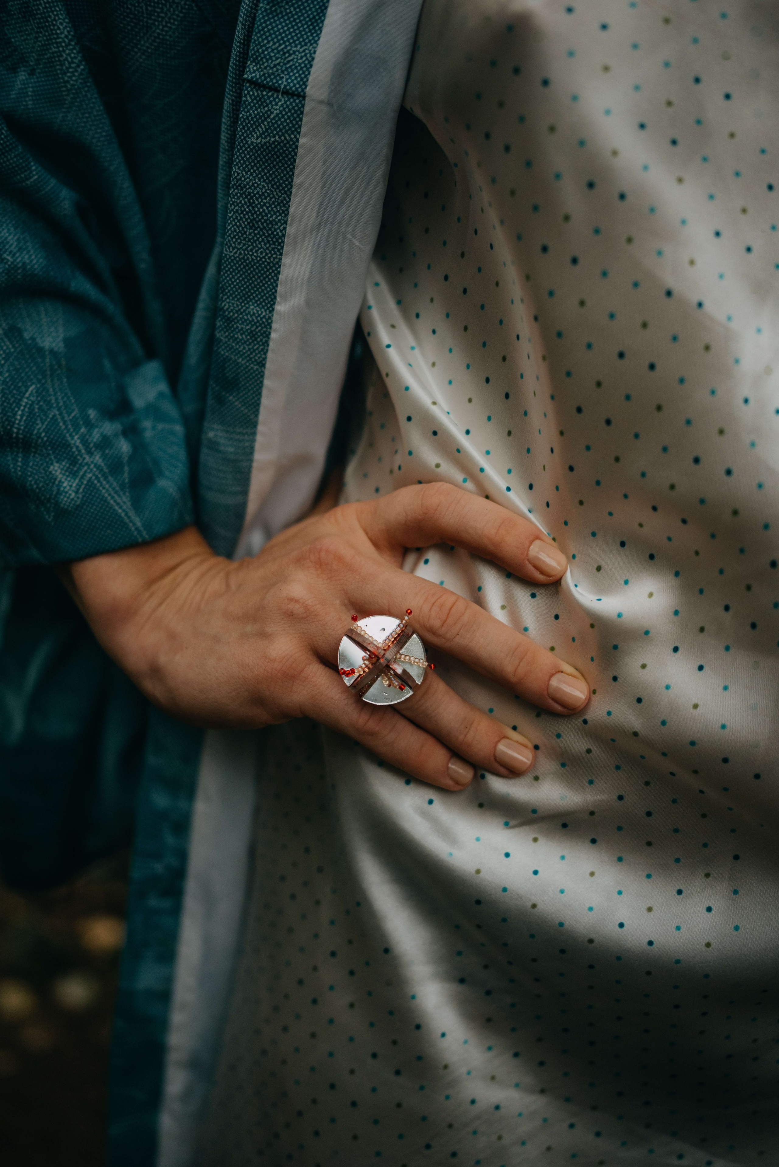 Съемка для бренда славянских украшений в лесу. Портретный и свадебный фотограф в Тбилиси • xeniqo