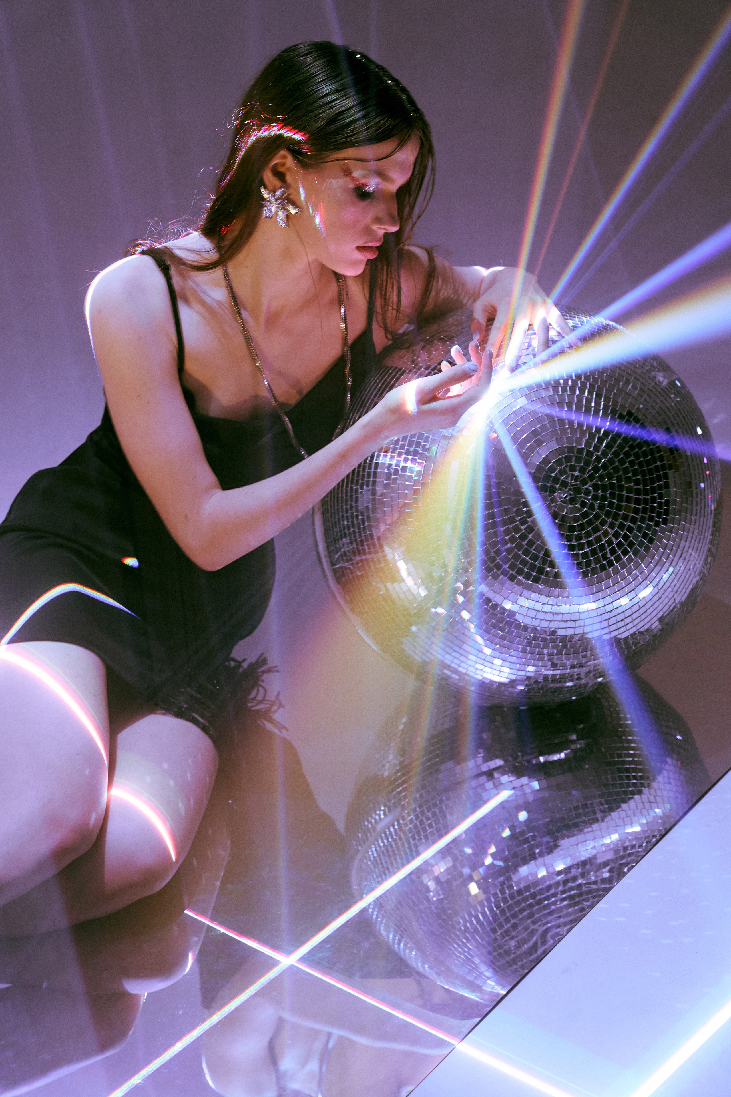 Съемка в студии с диско-шаром и лазером