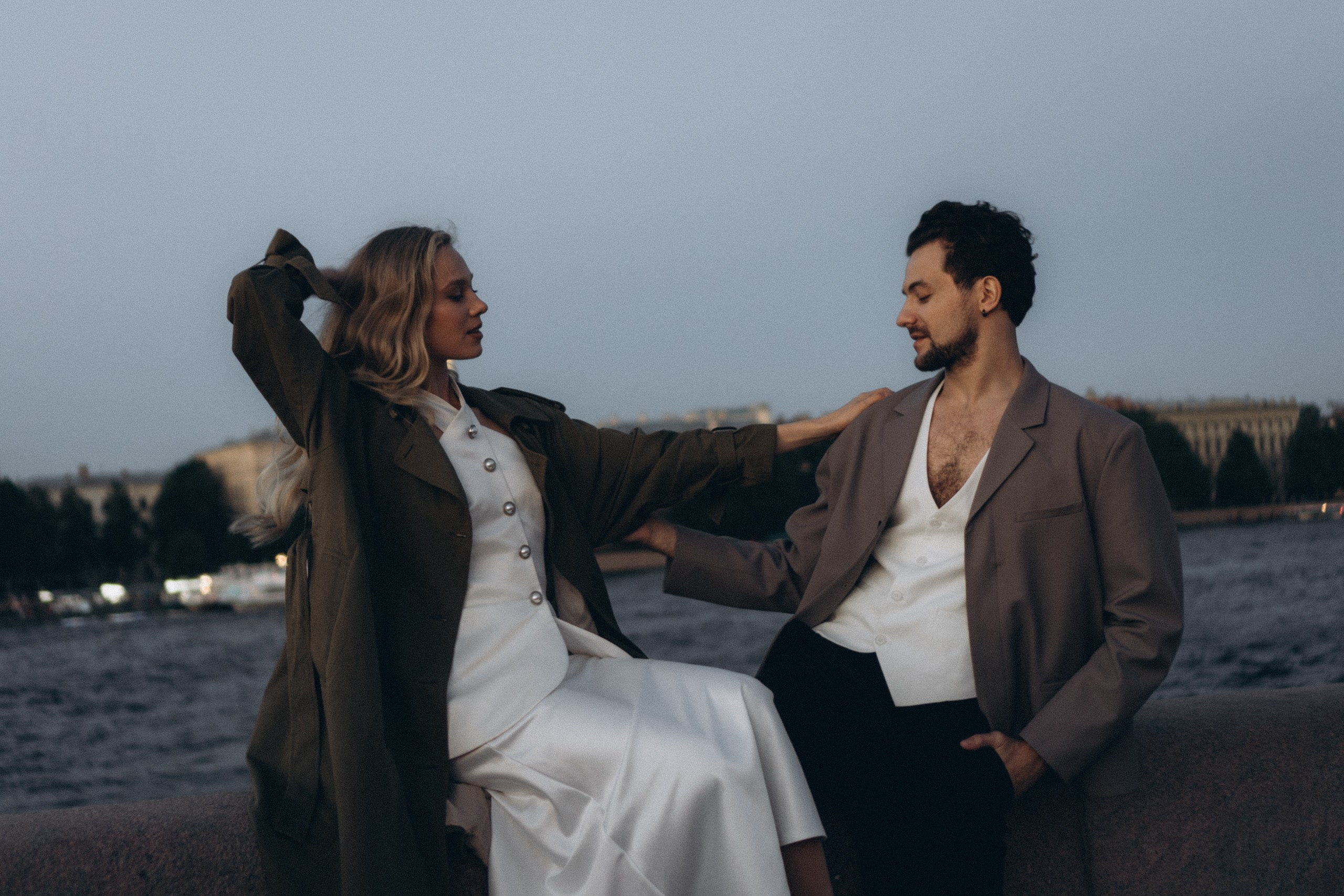 СВАДЕБНАЯ СЬЕМКА ПАРЫ НА РАССВЕТЕ В БЕЛЫЕ НОЧИ И ПРОГУЛКА С РАЗВОДНЫМИ МОСТАМИ И ПИКНИК ВОЗЛЕ ИСАКИЕВСКОГО СОБОРА. Профессиональный фотограф, Санкт-Петербург — Виктория Богомолова
