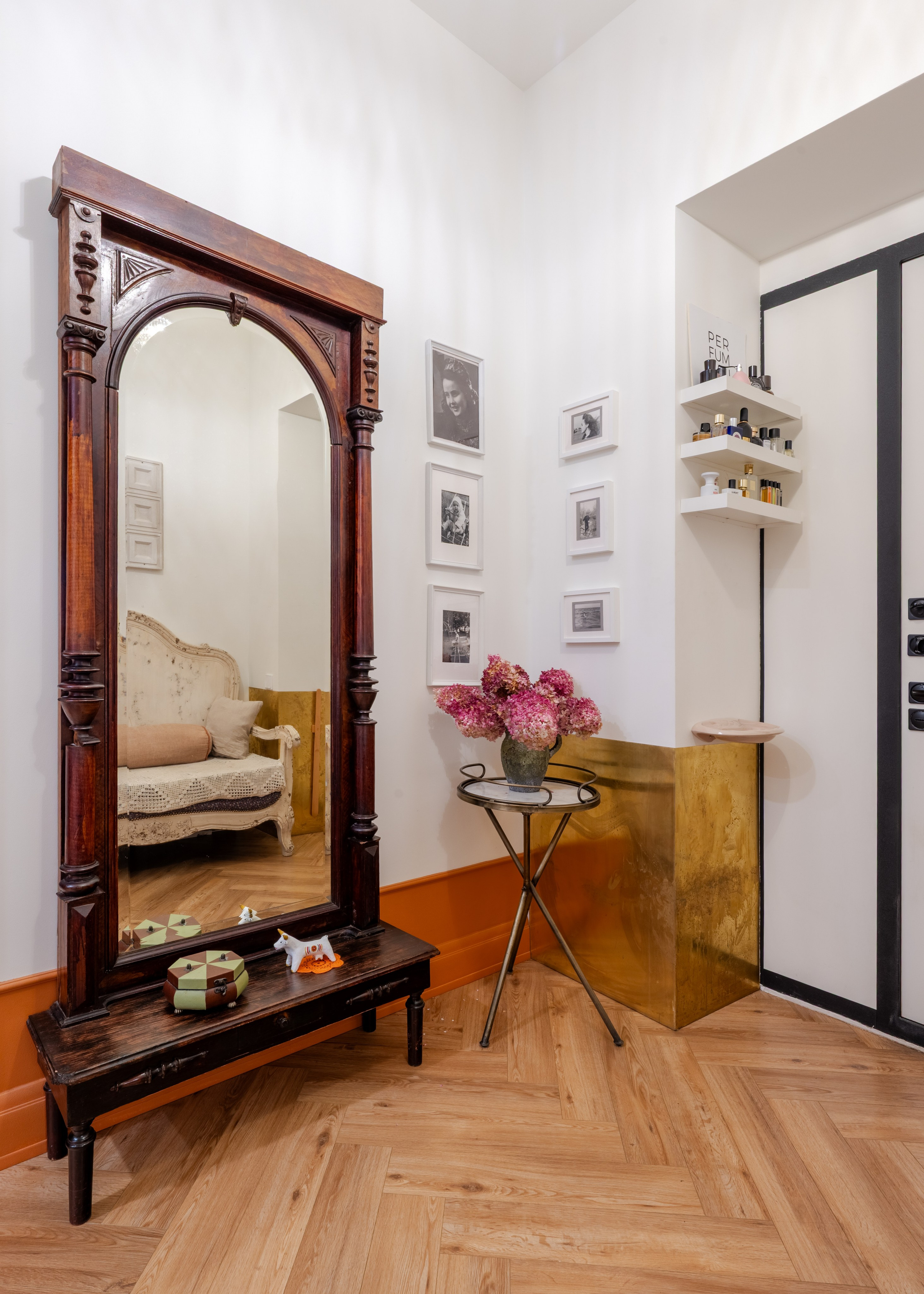 Коридор с зеркалом и светлыми стенами, съёмка квартиры в Москве.