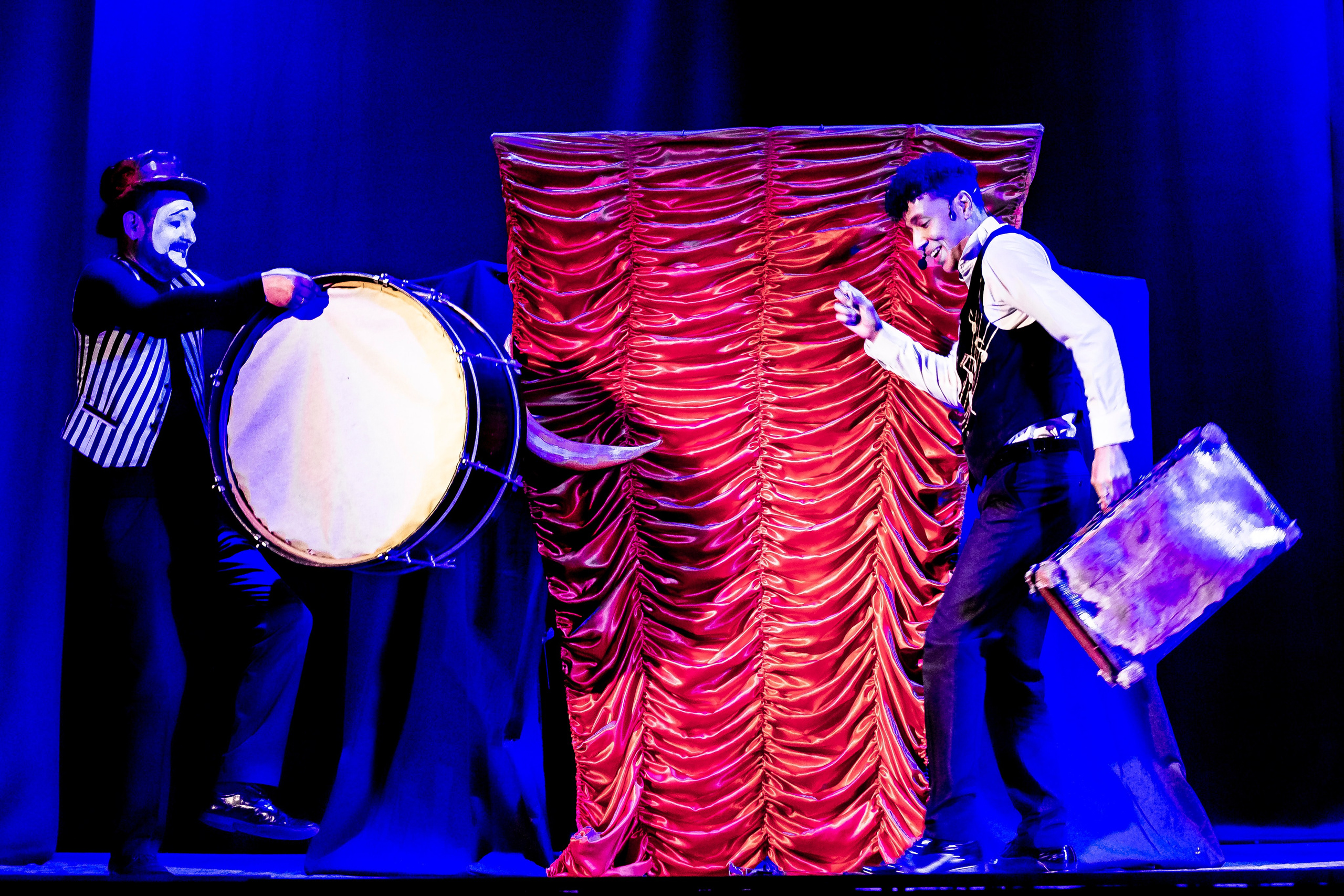 Цирк из Саквояжа спектакль театра САКВОЯЖ. Фотограф в Сочи Юрий Шептаев