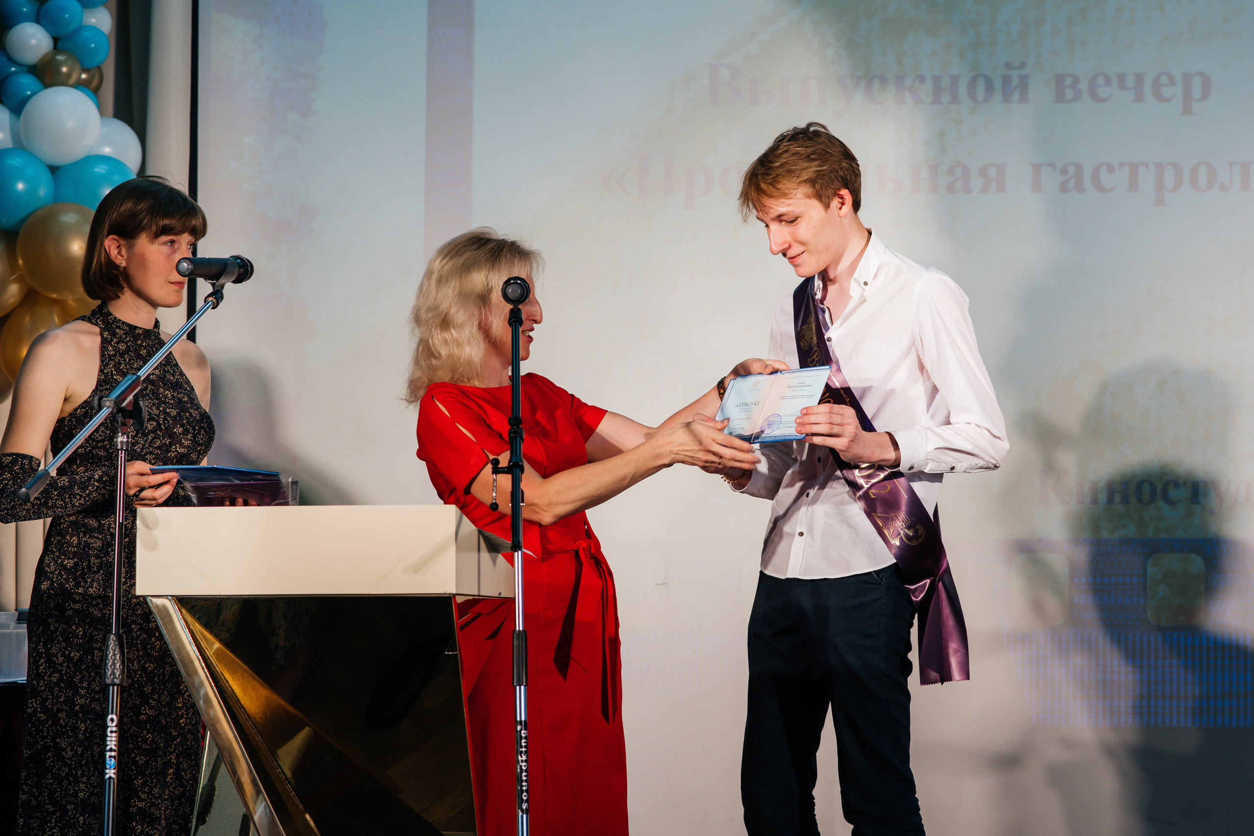 Вручение аттестатов. Выпускные альбомы в Подольске Москве и МО