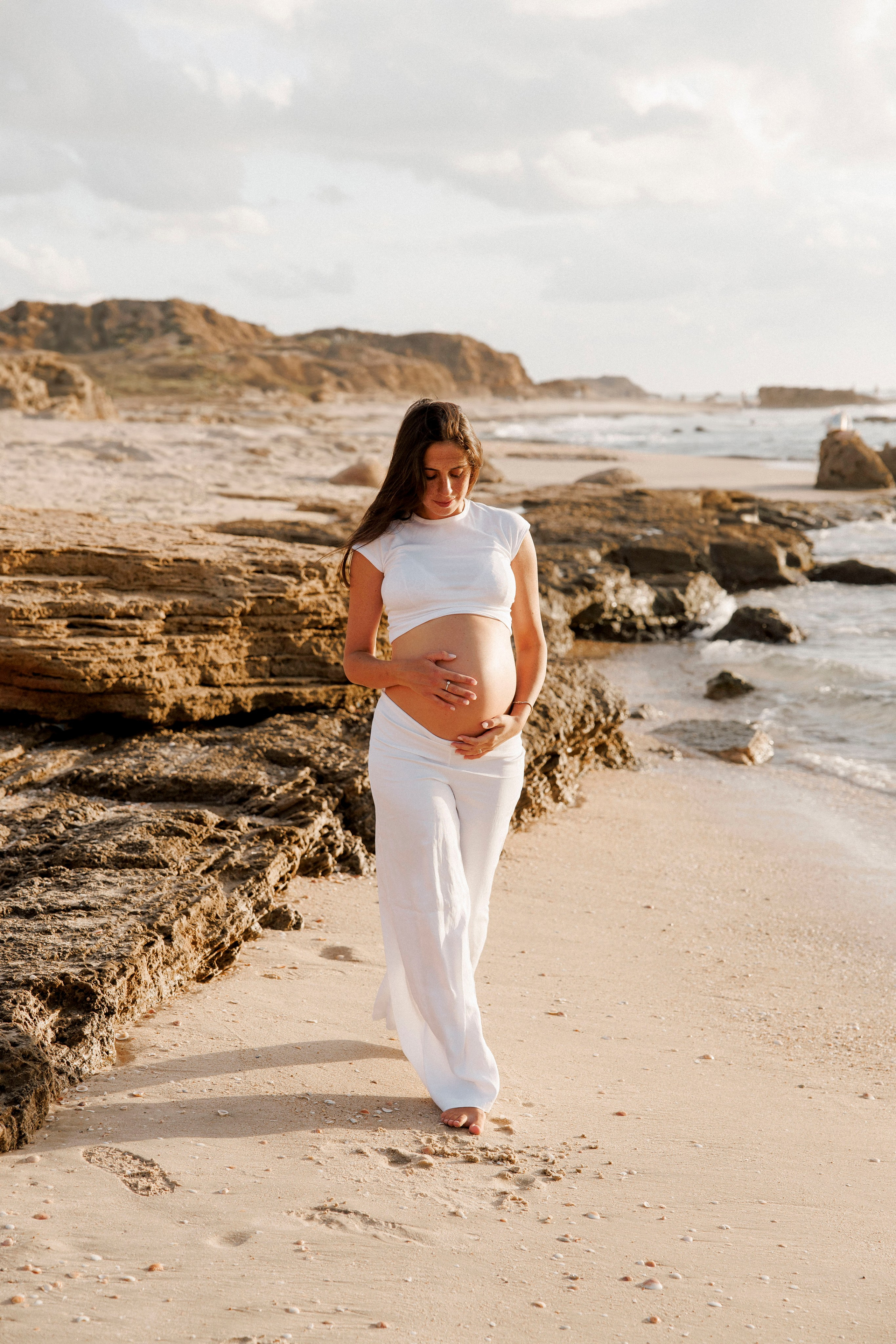 Pregnancy photoshoot near the sea. Wedding and family photographer