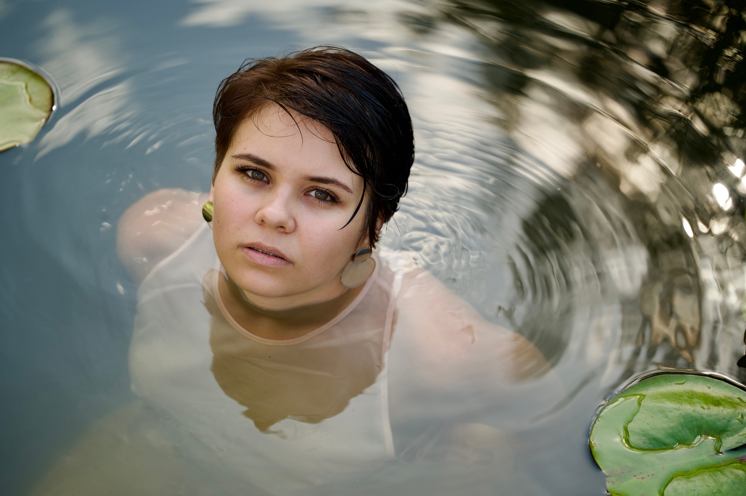 Фотосессия девушки на пруду среди нимфей