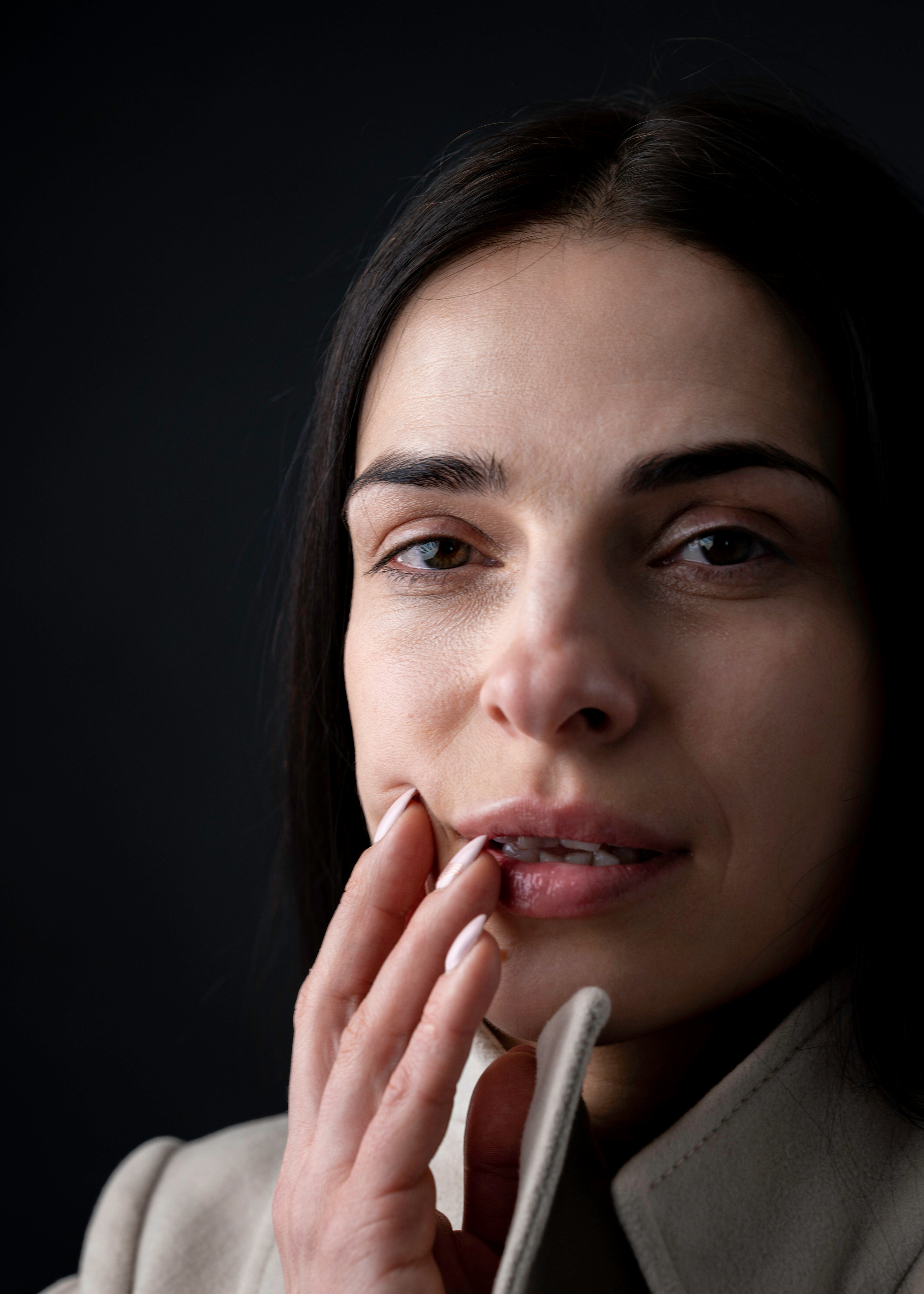 Фотосессия девушки в чёрном в студии