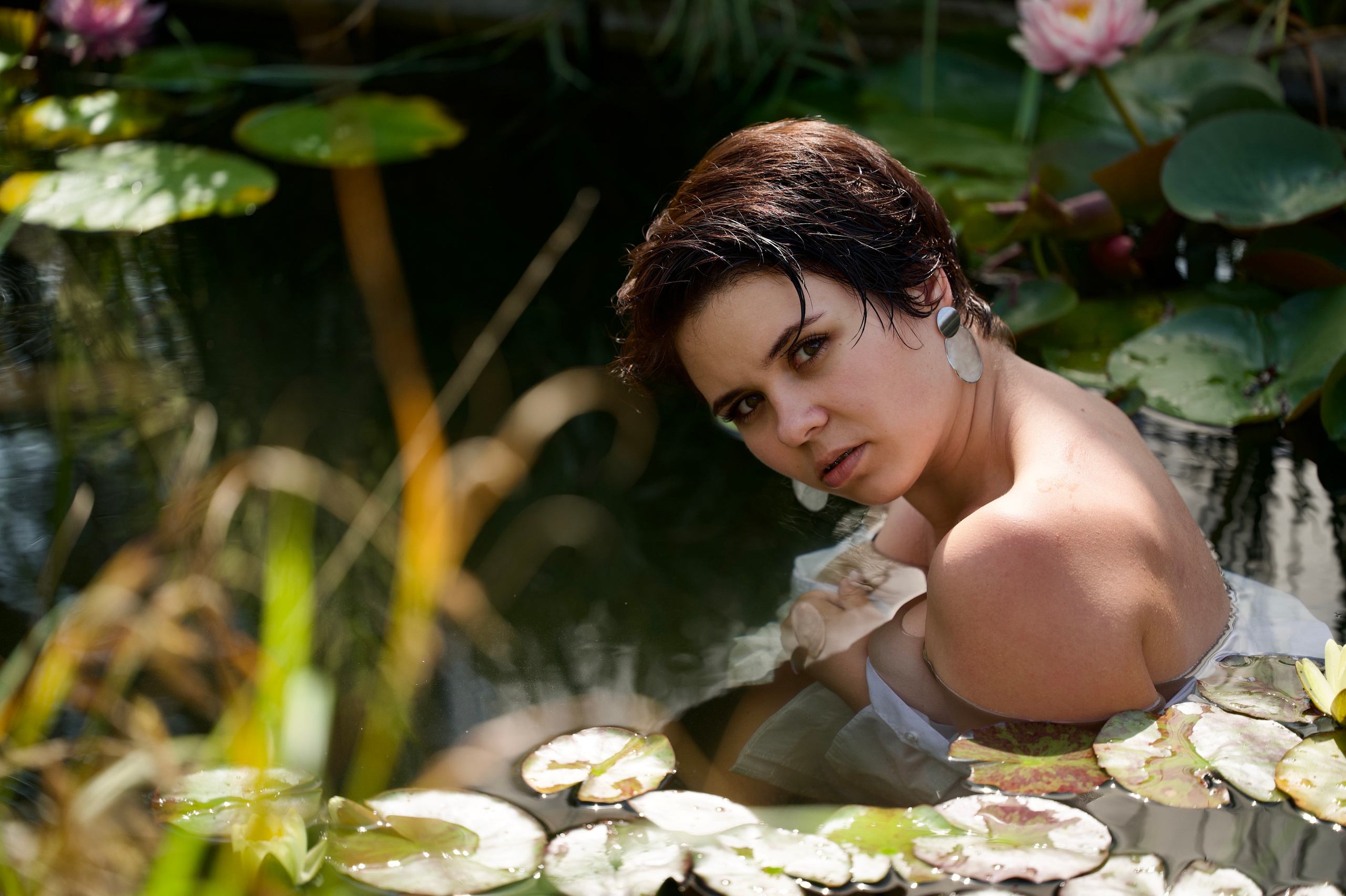 Фотосессия девушки на пруду среди нимфей