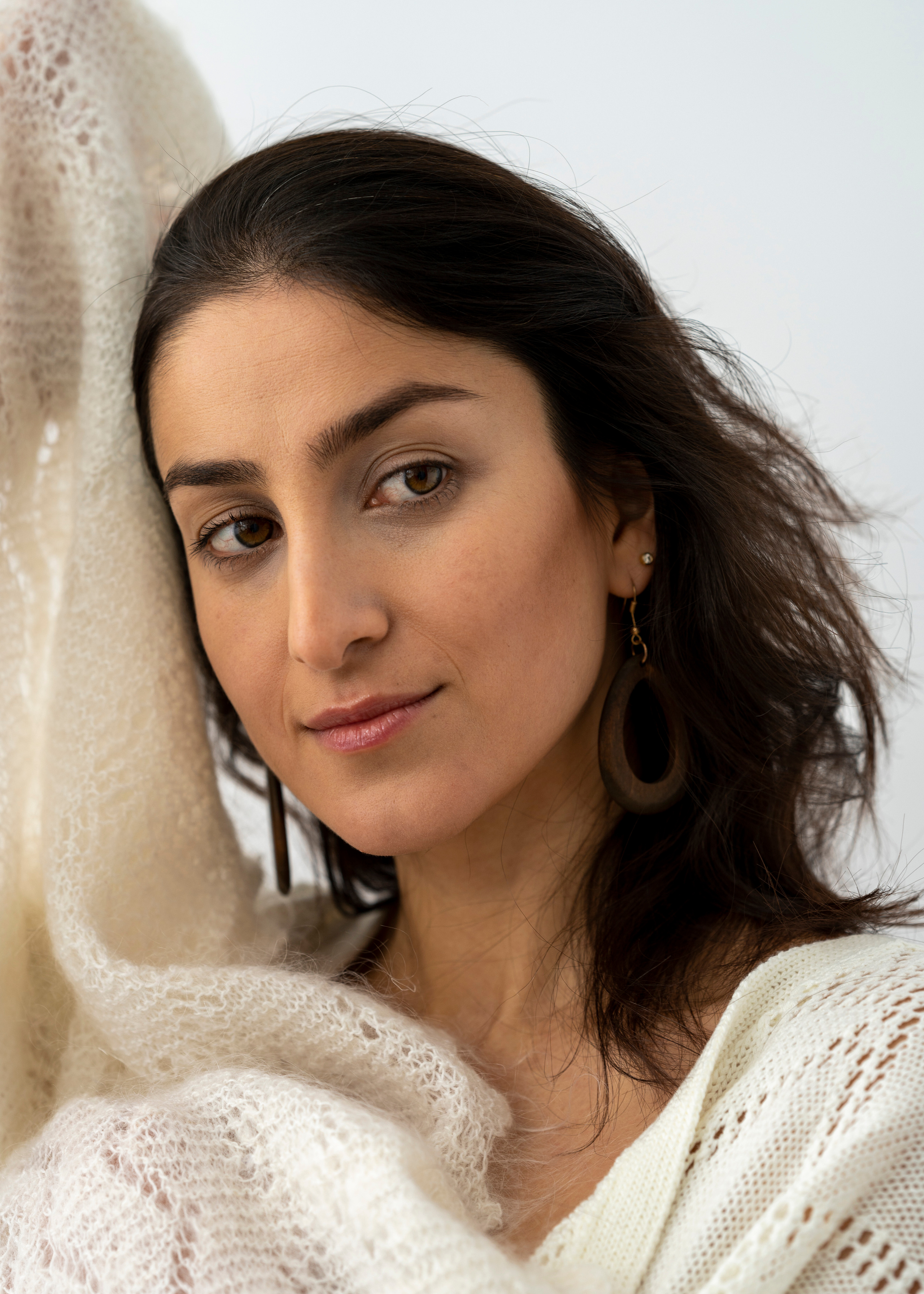 Портретная съёмка девушки в белой шали