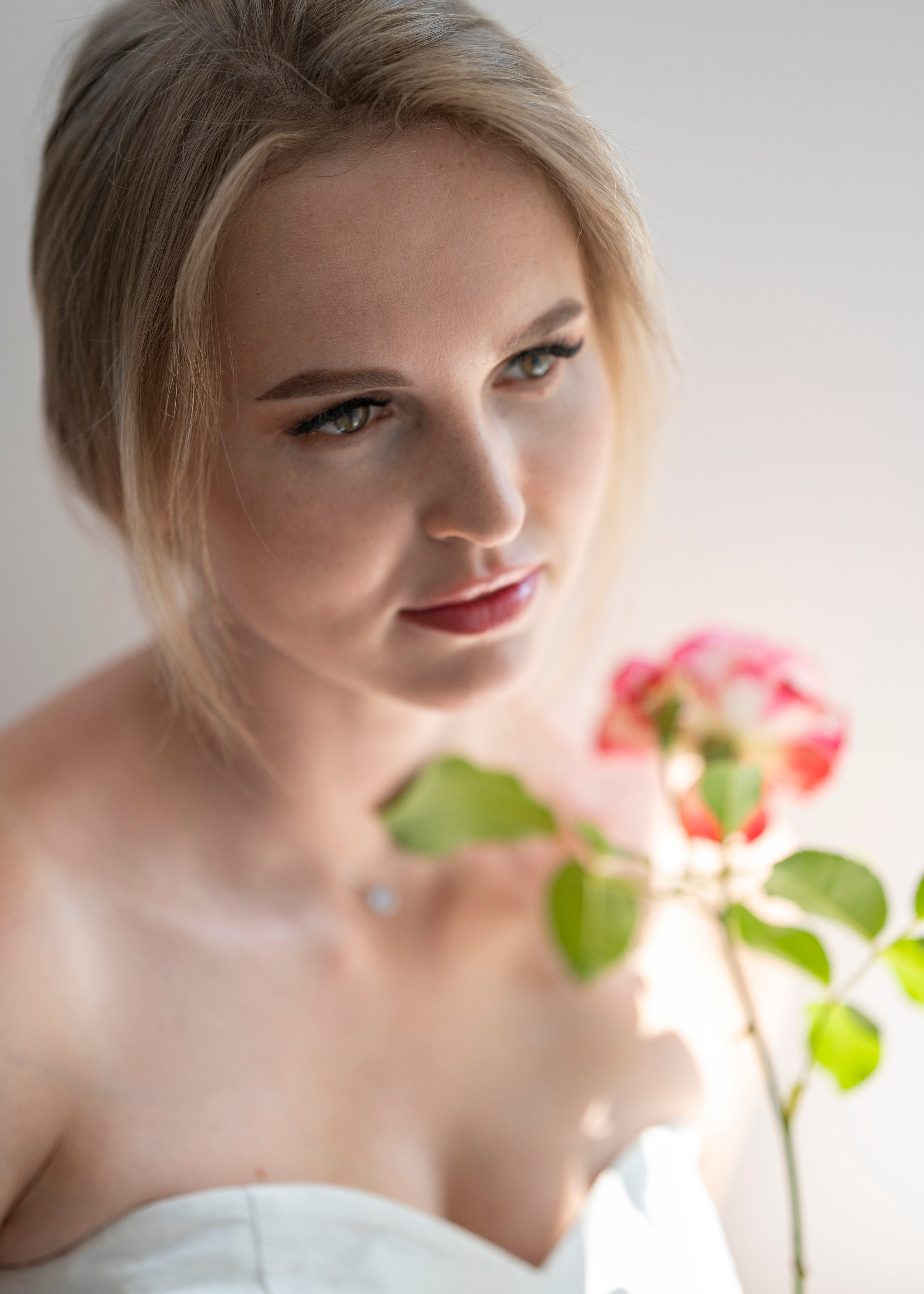 Студийная съёмка девушки с цветами
