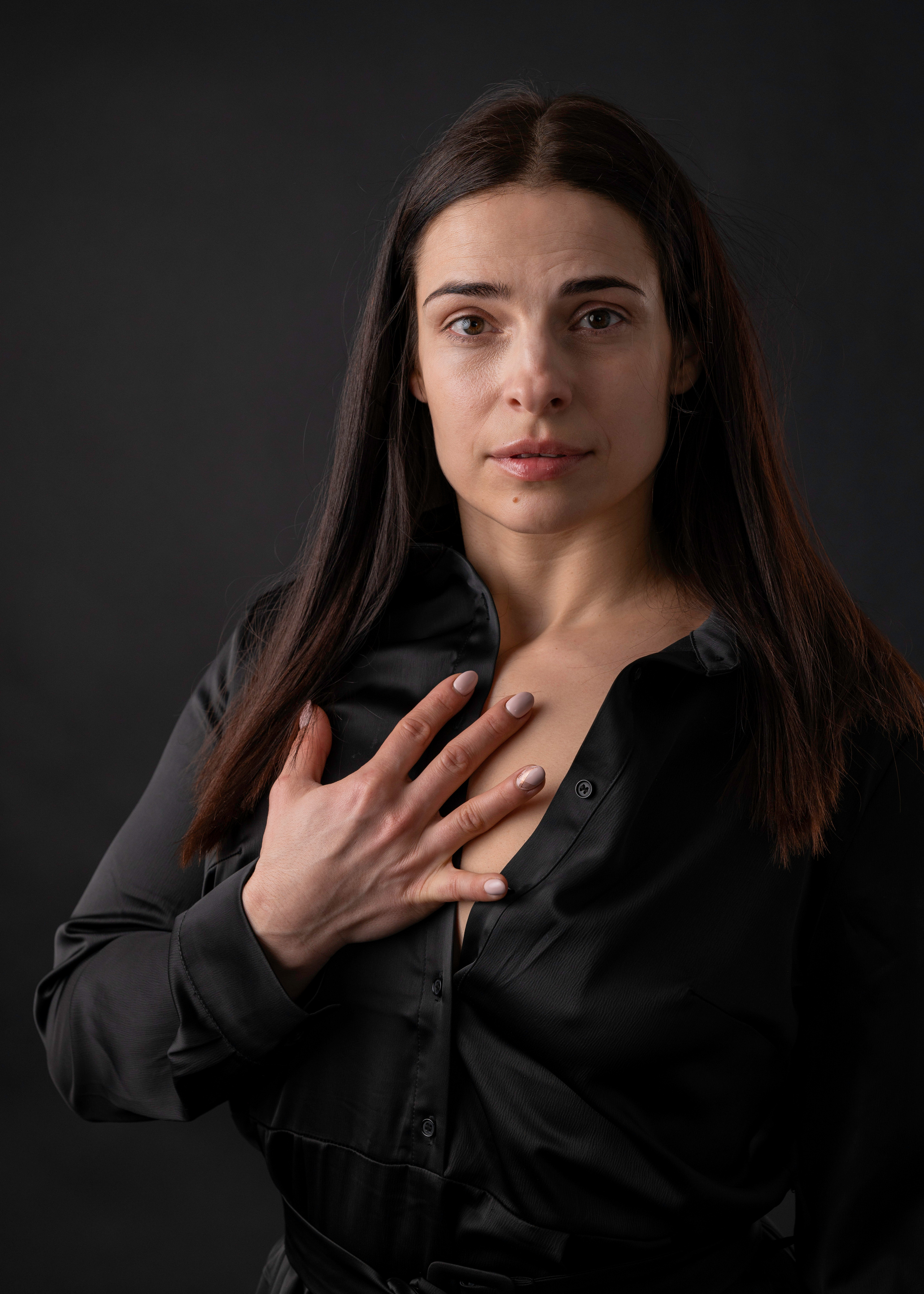 Фотосессия девушки в чёрном в студии