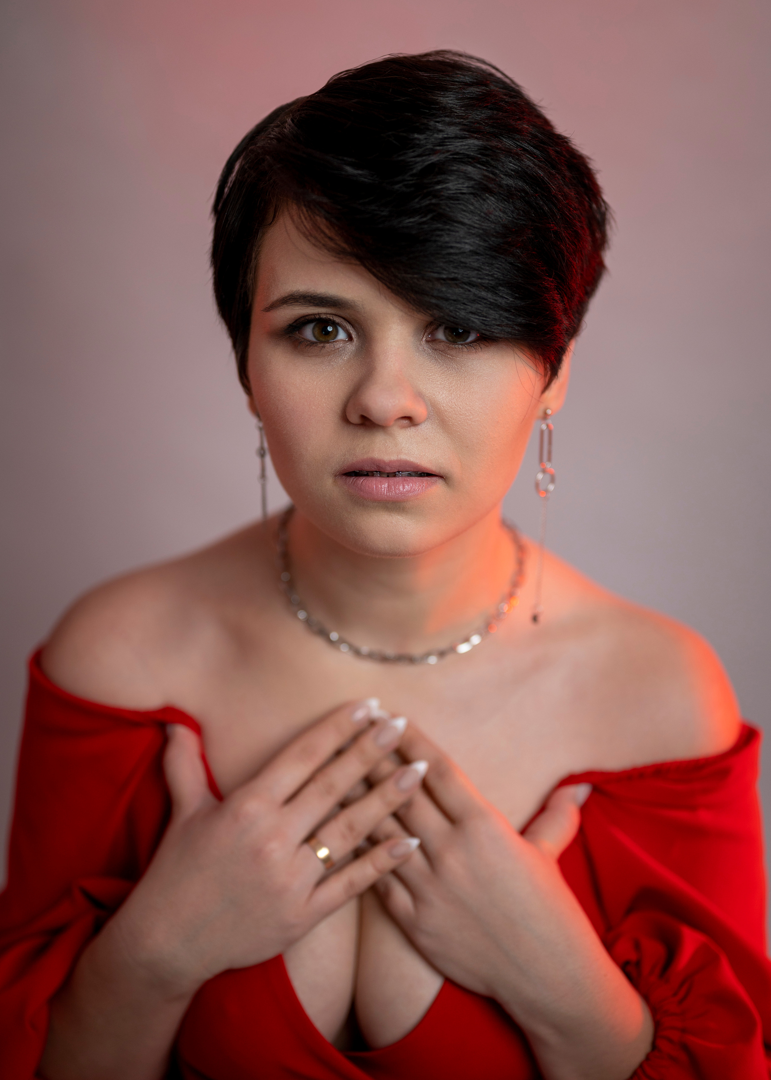 Фотосессия девушки в красном наряде