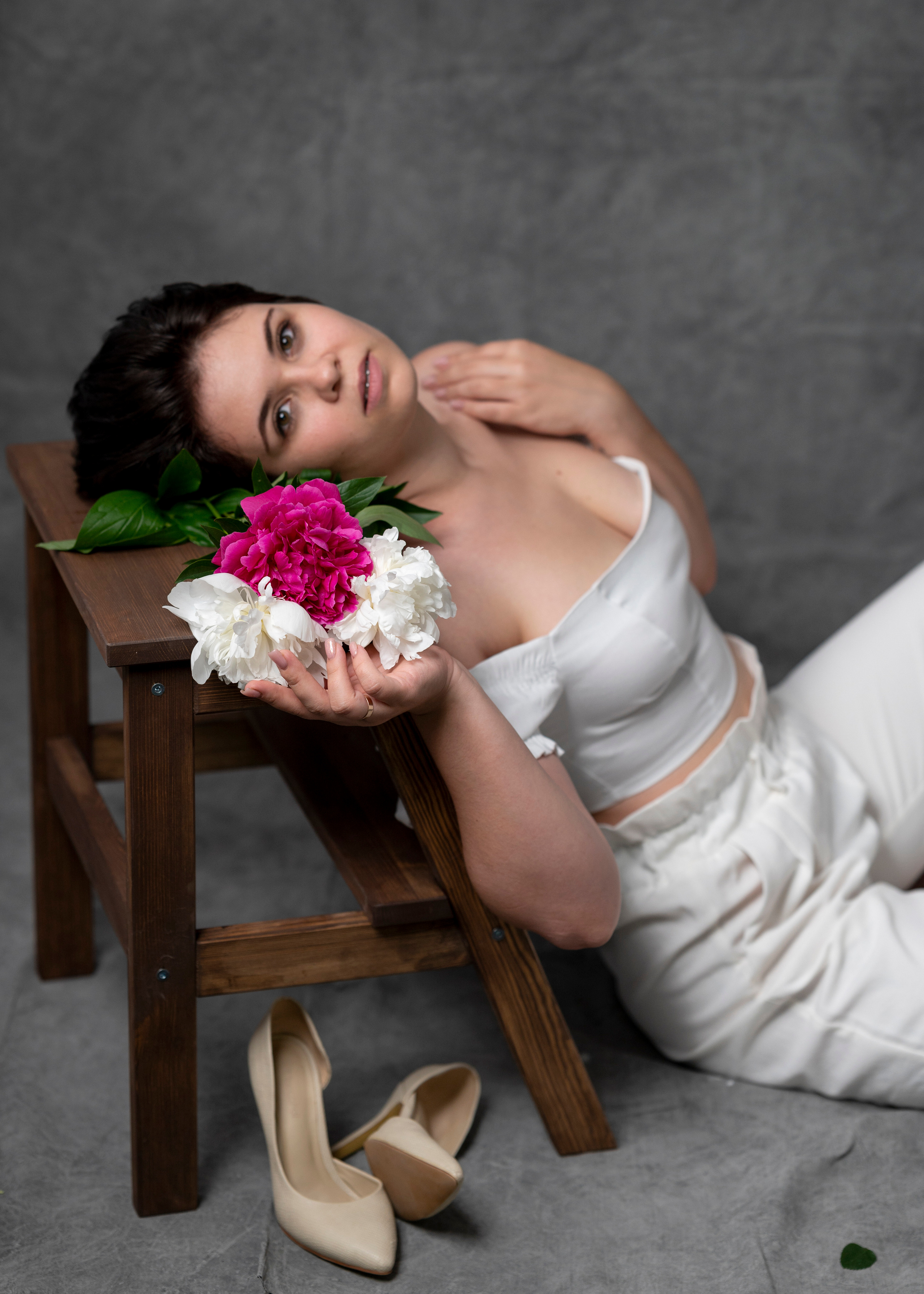 Фотосессия девушки с цветами в студии