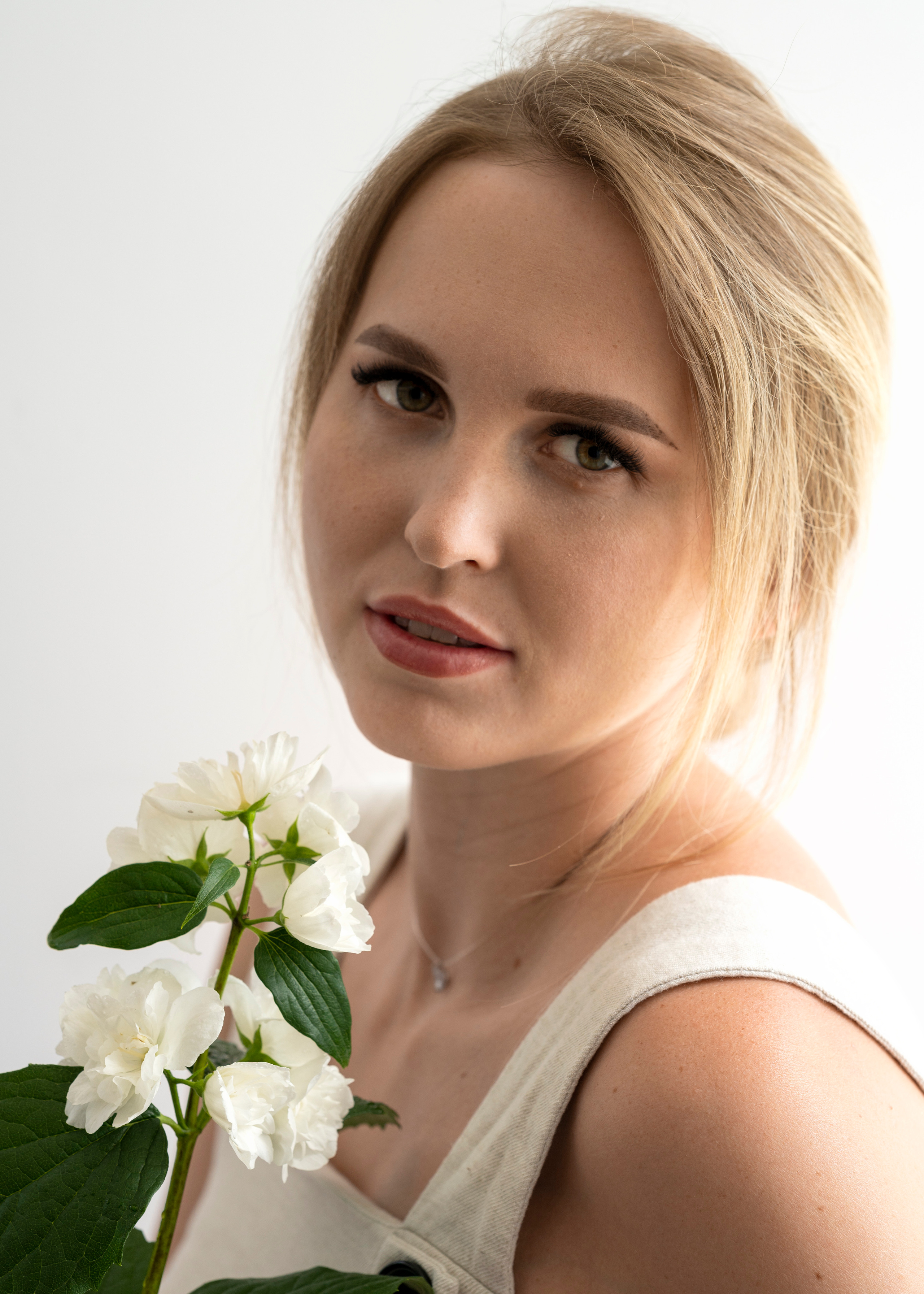 Студийная съёмка девушки с цветами