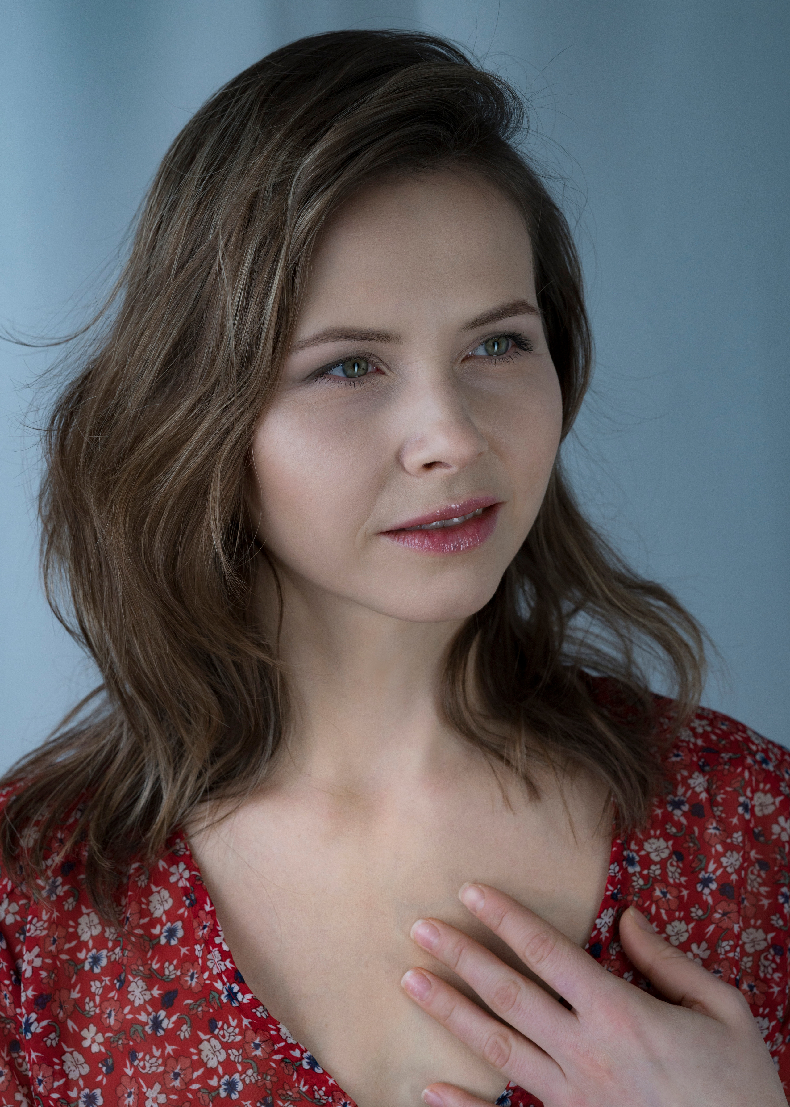 Студийная съёмка девушки в красном платье