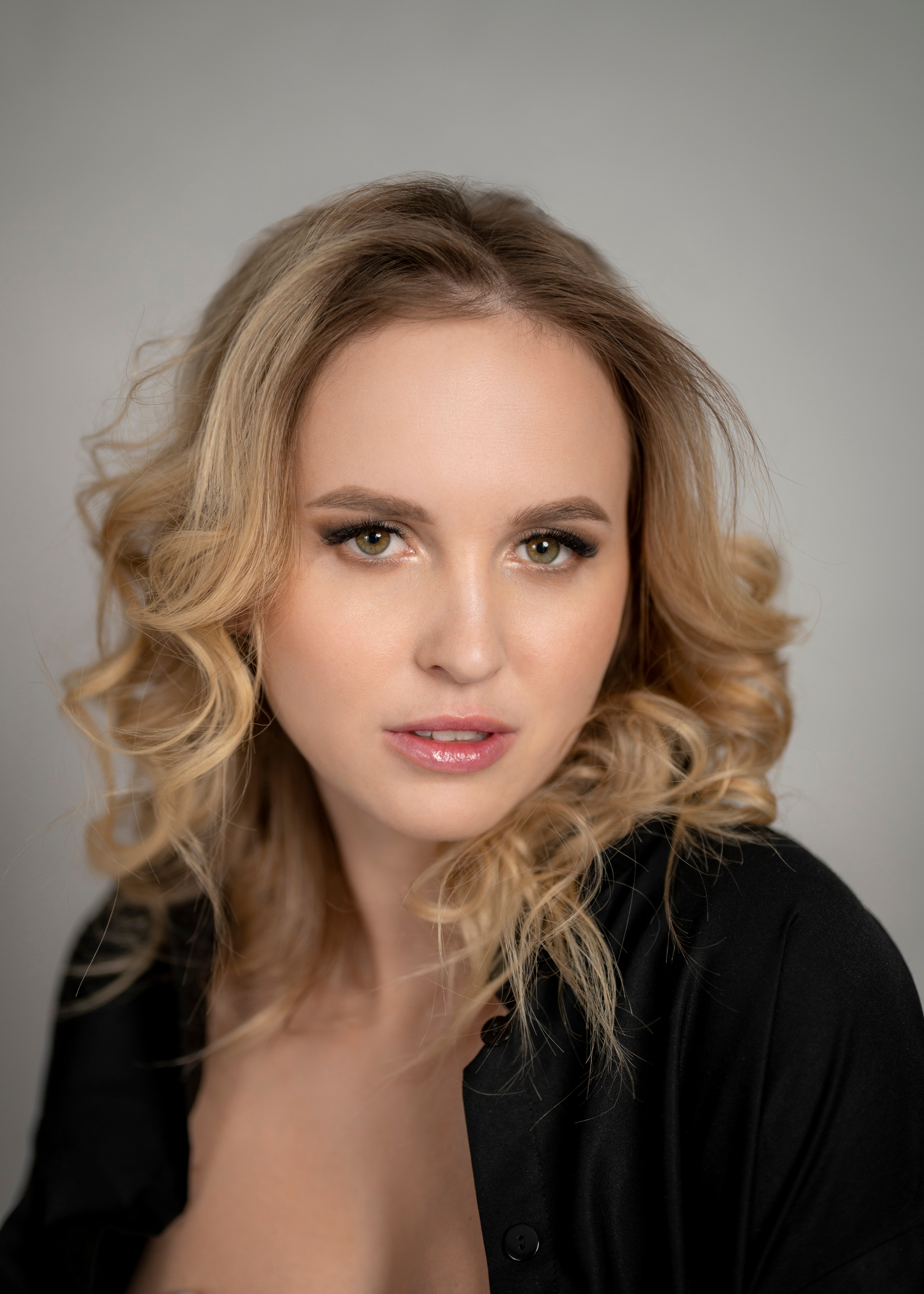 Фотосессия девушки в чёрном халате в студии