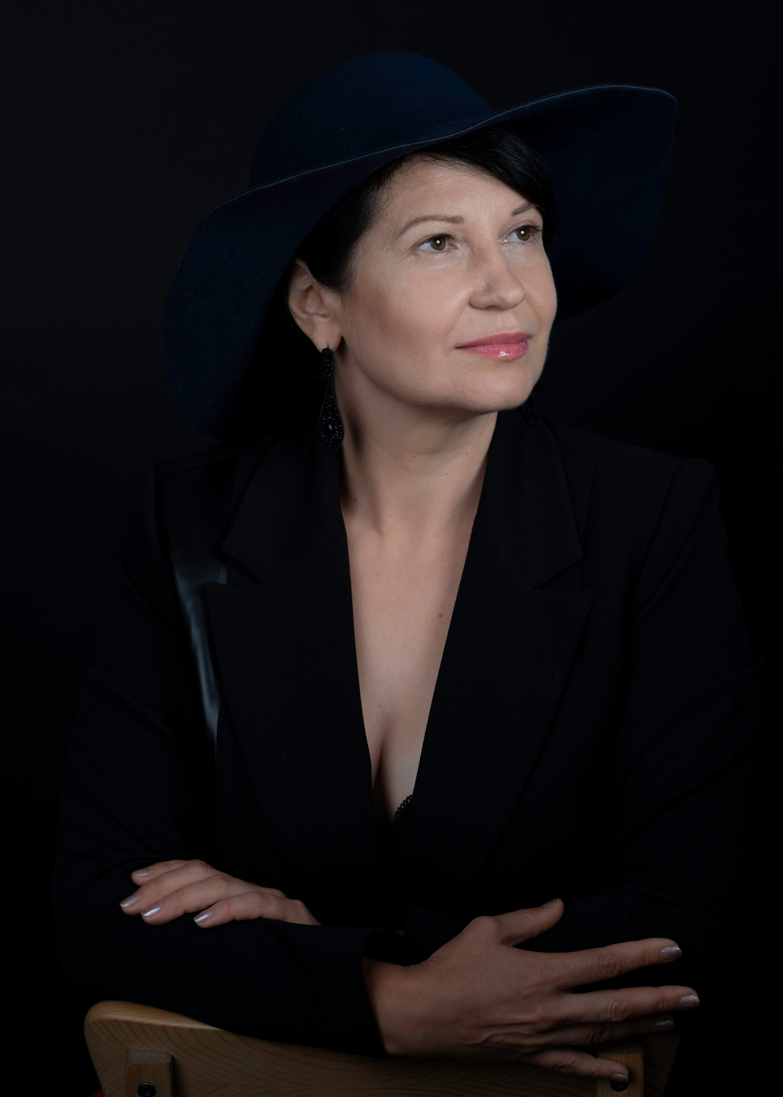 Студийная фотосессия элегантной женщины в студии