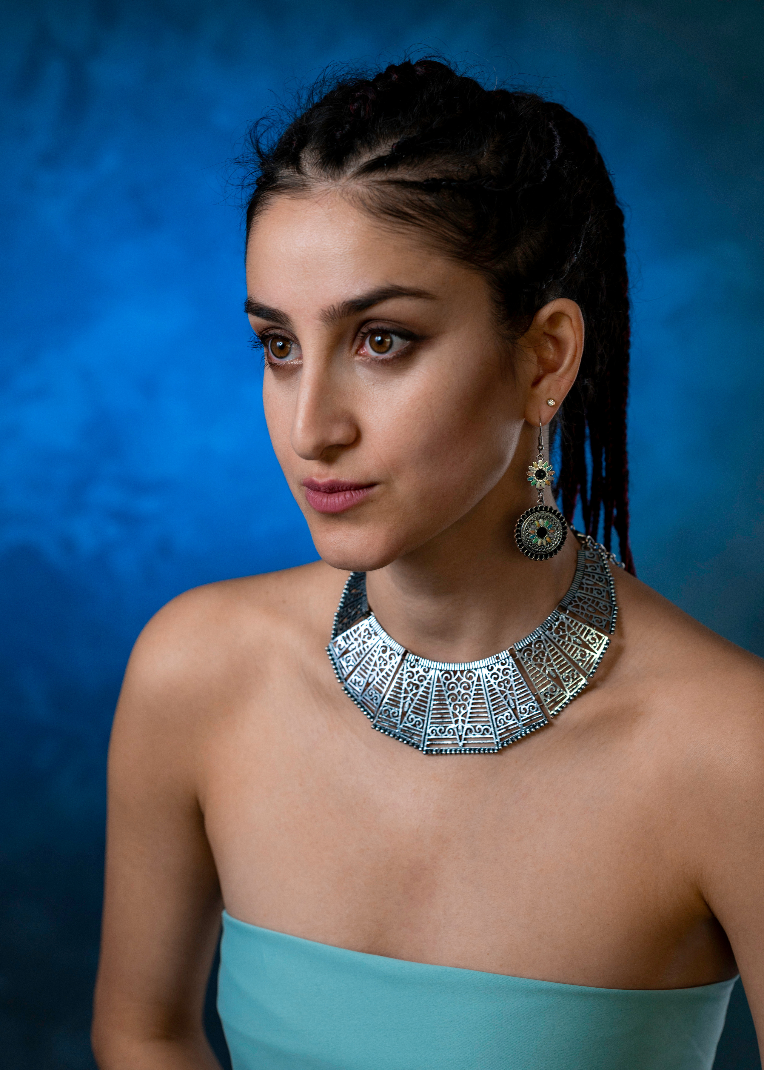 Художественная студийная съёмка девушки в образе царицы