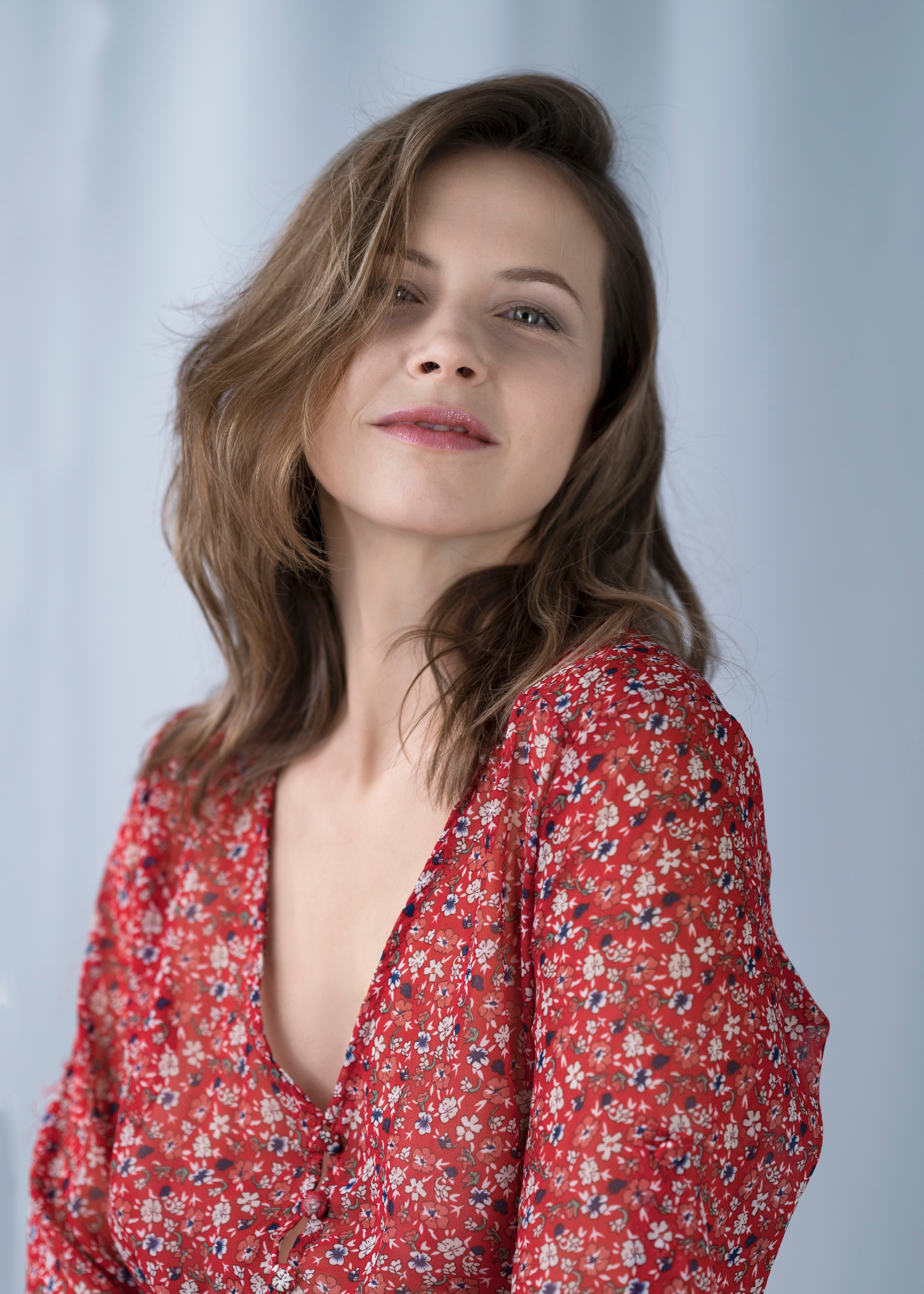 Студийная съёмка девушки в красном платье