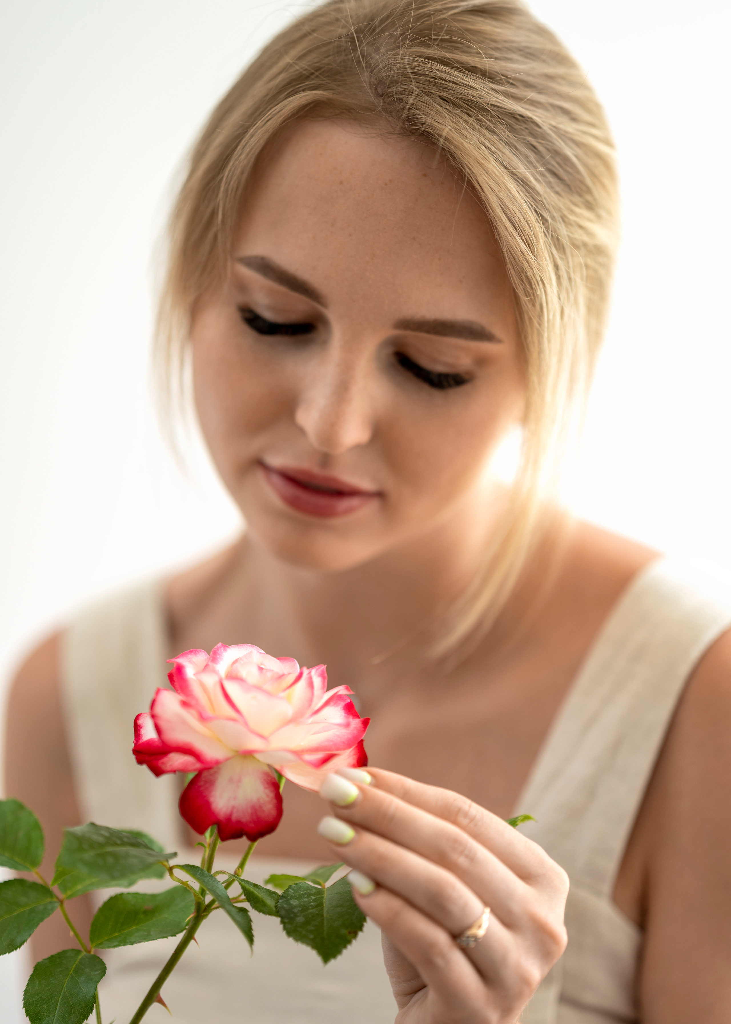 Студийная съёмка девушки с цветами