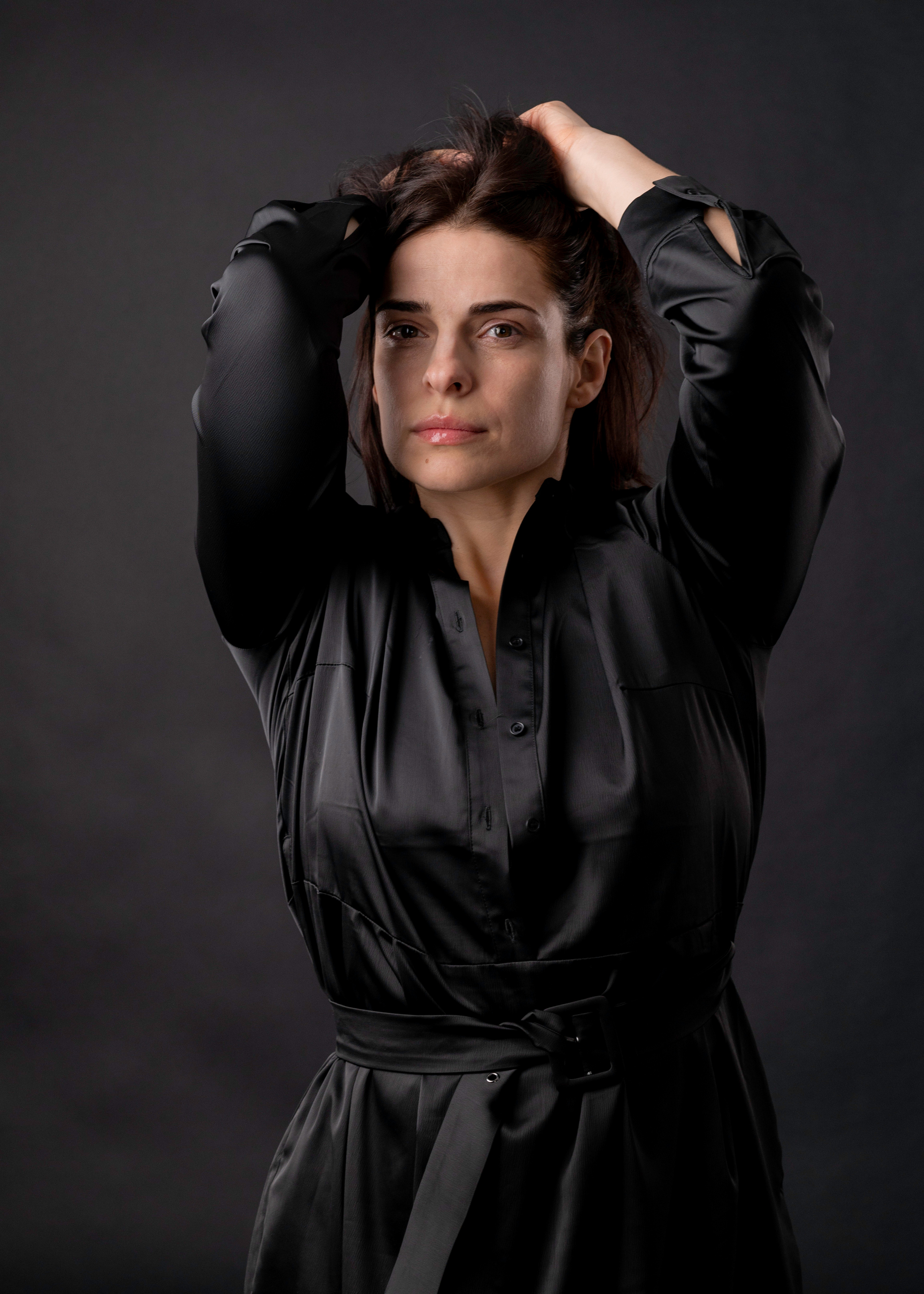 Фотосессия девушки в чёрном в студии