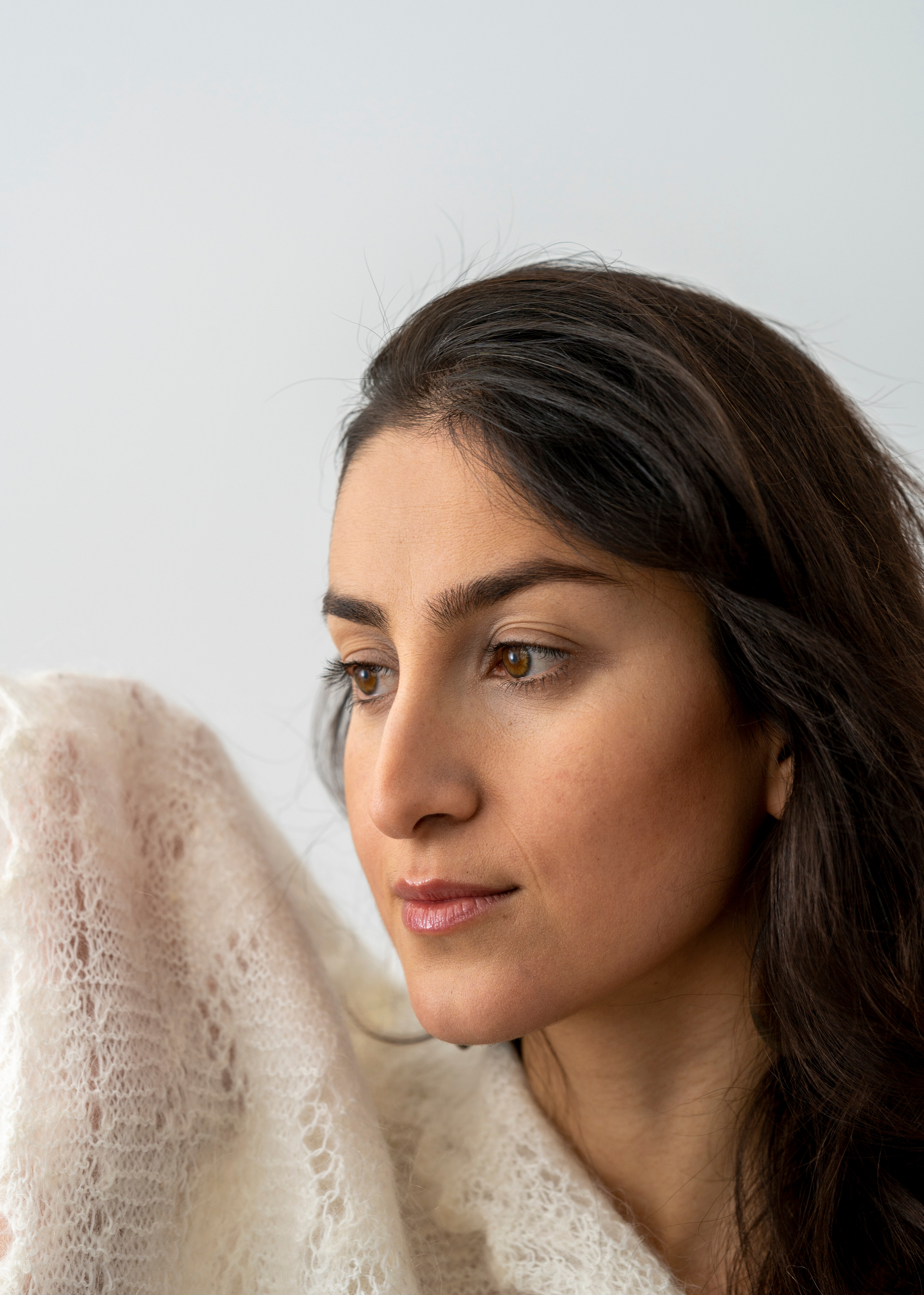 Портретная съёмка девушки в белой шали