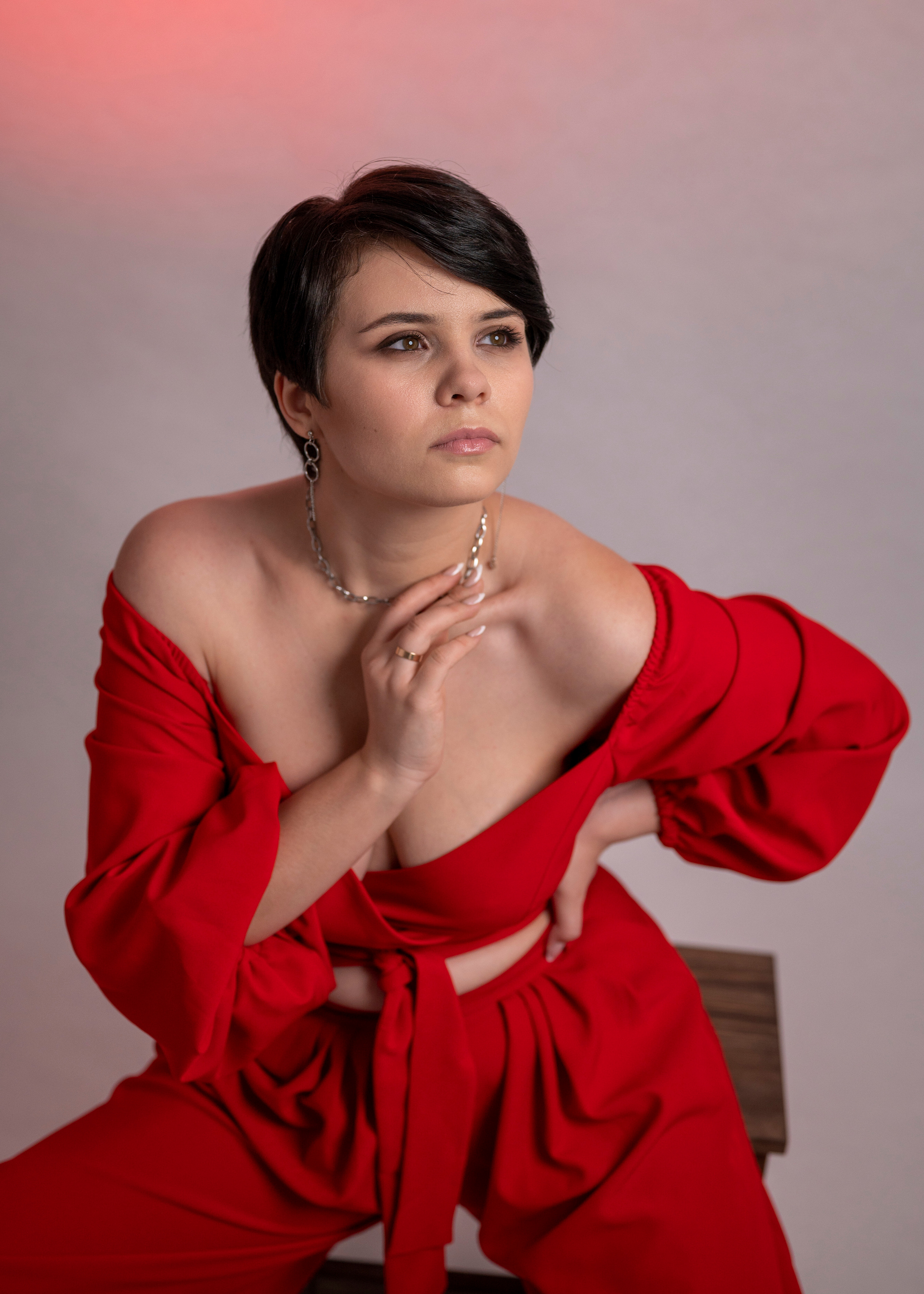 Фотосессия девушки в красном наряде