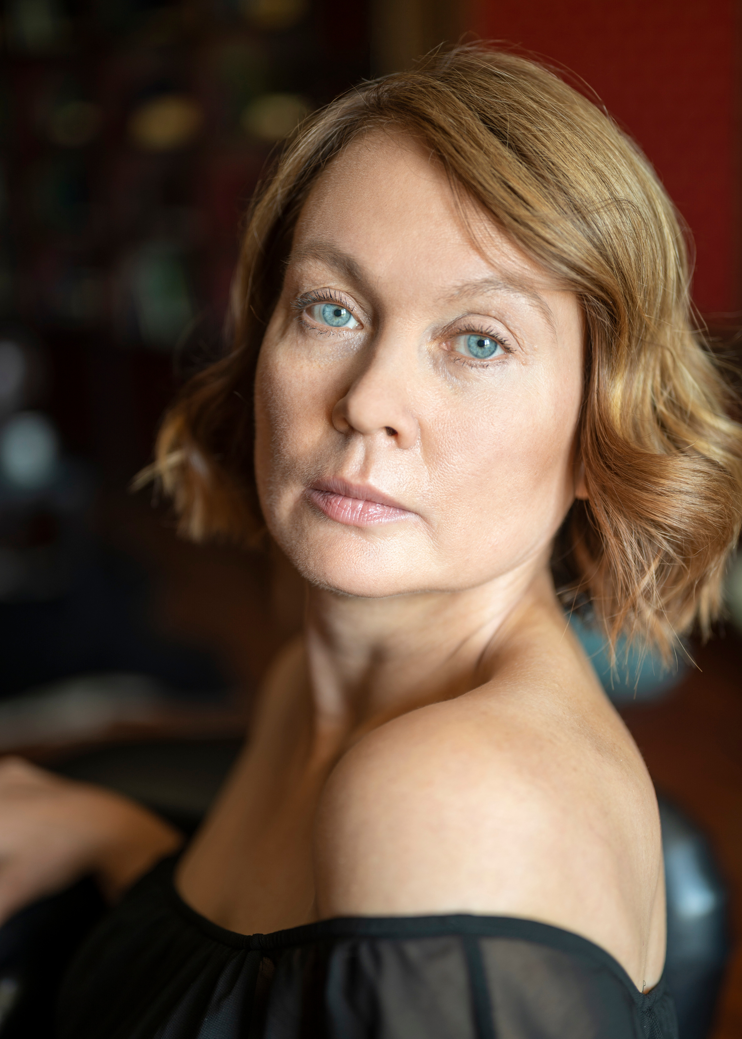 Портретная фотосессия женщины с глазами цвета моря